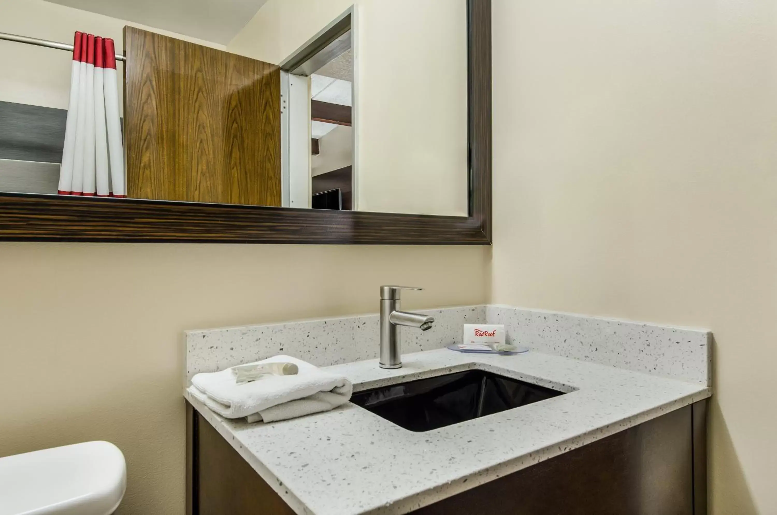 Bathroom, Kitchen/Kitchenette in Red Roof Inn Madison Heights, VA