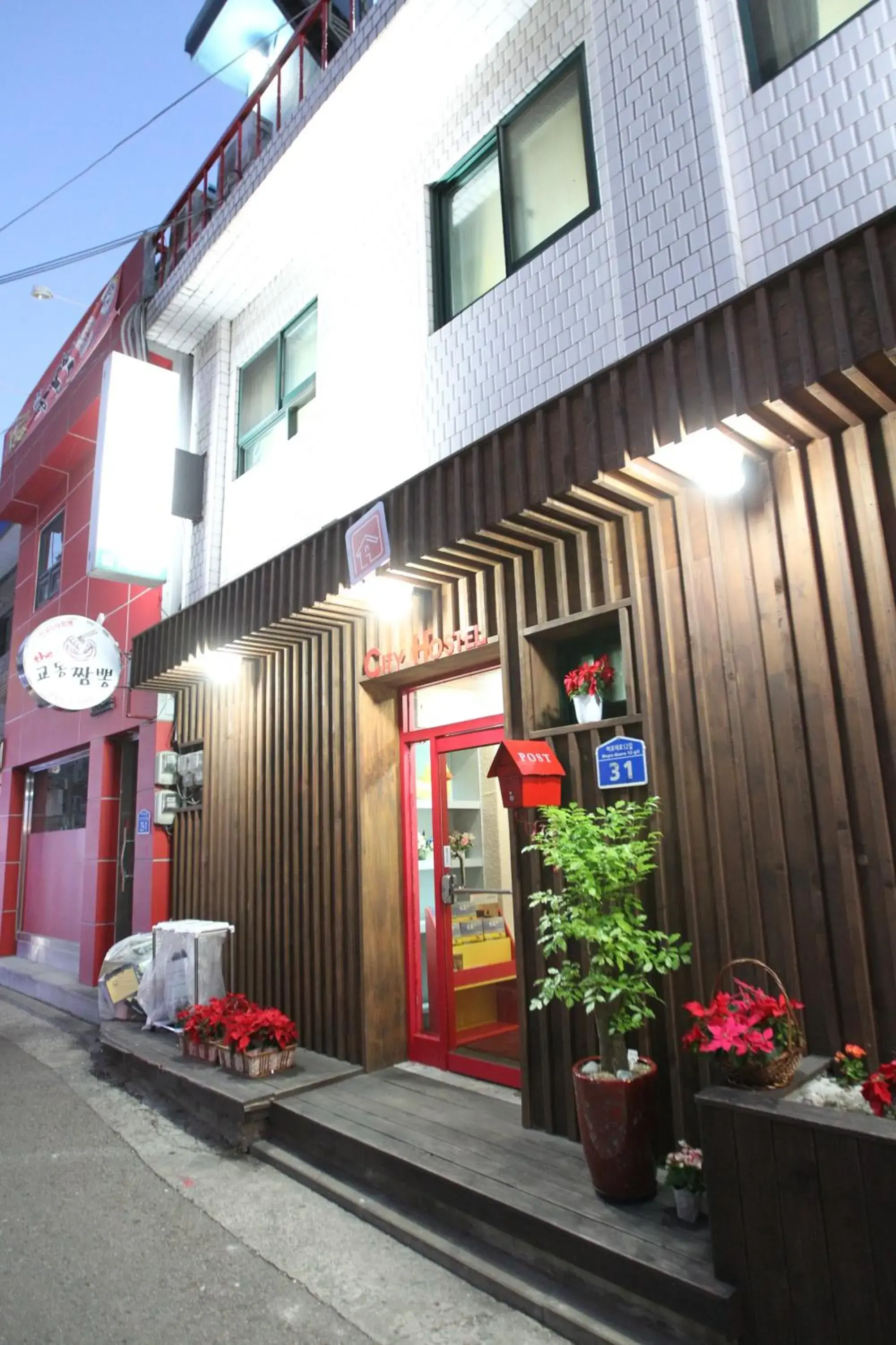 Facade/entrance in Naru Hostel Korea Facade/entrance in Naru Hostel Korea