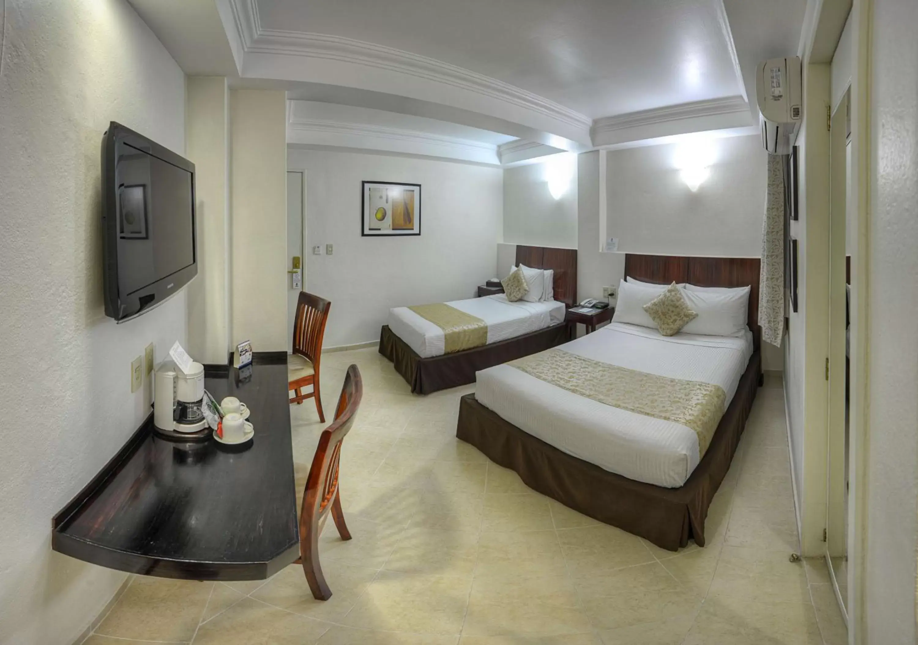 Photo of the whole room, Bed in Best Western Taxco