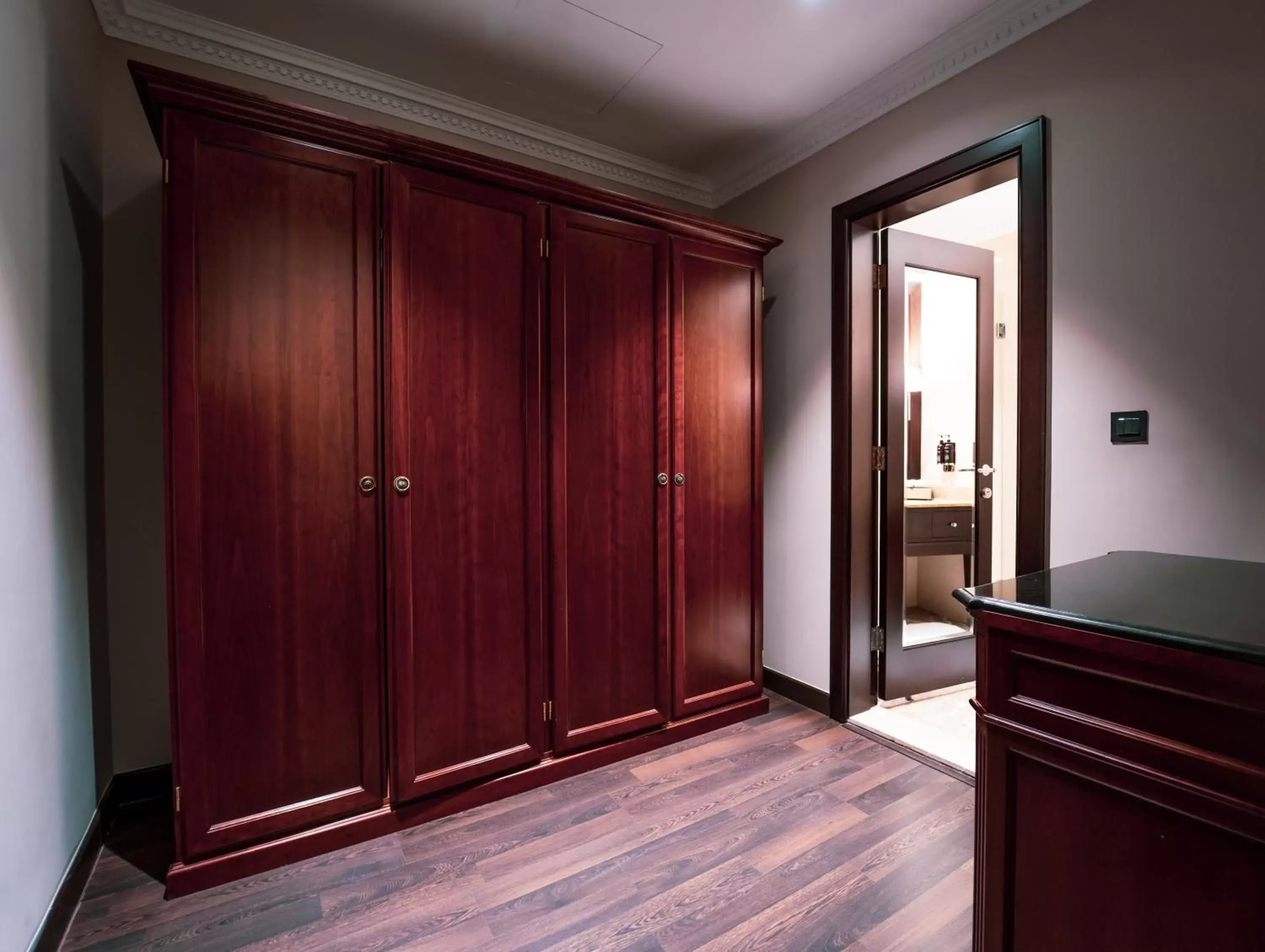 Bedroom, TV/Entertainment Center in Millennium Hotel Doha