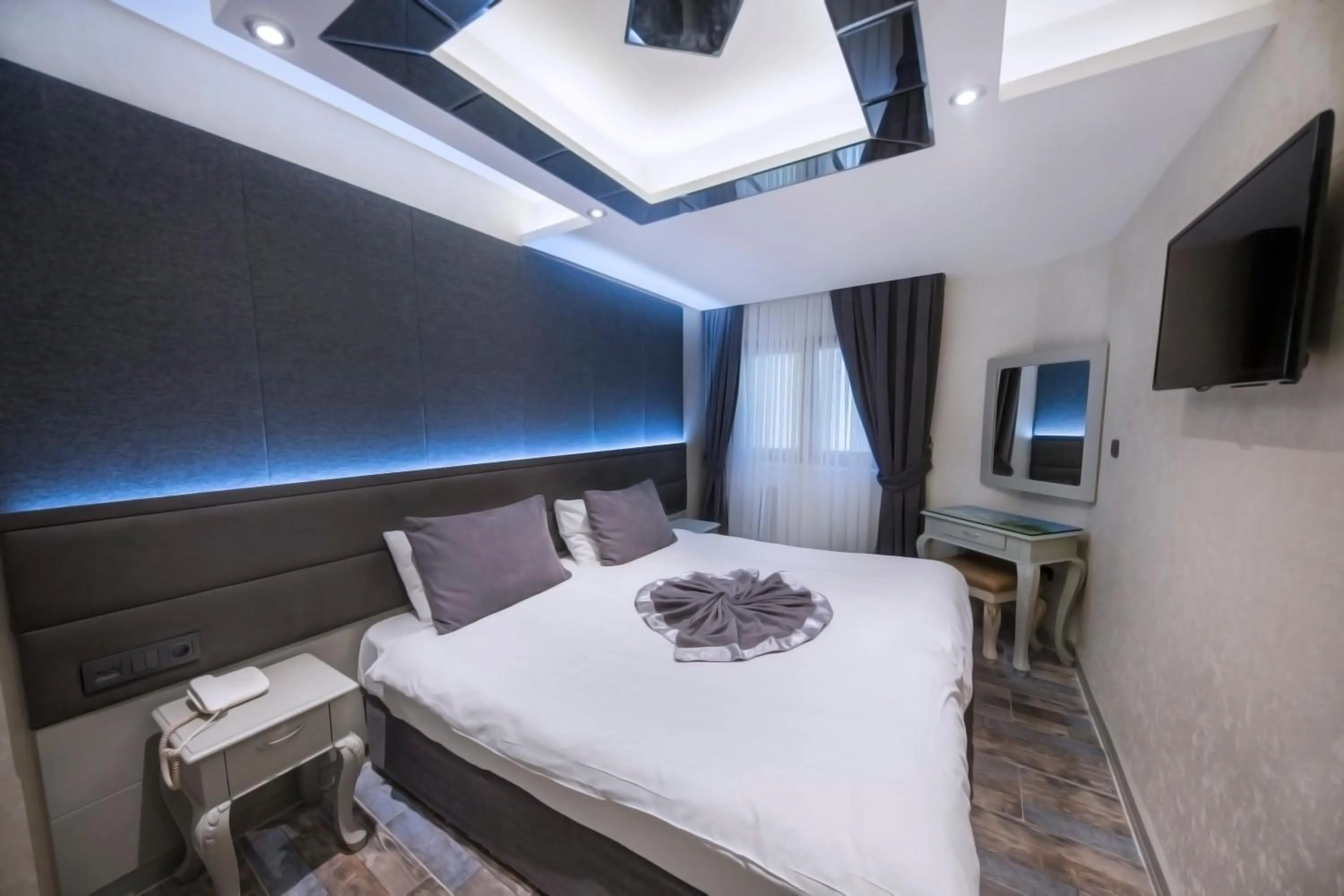 Communal lounge/ TV room, Bed in parmadahoteloldcity