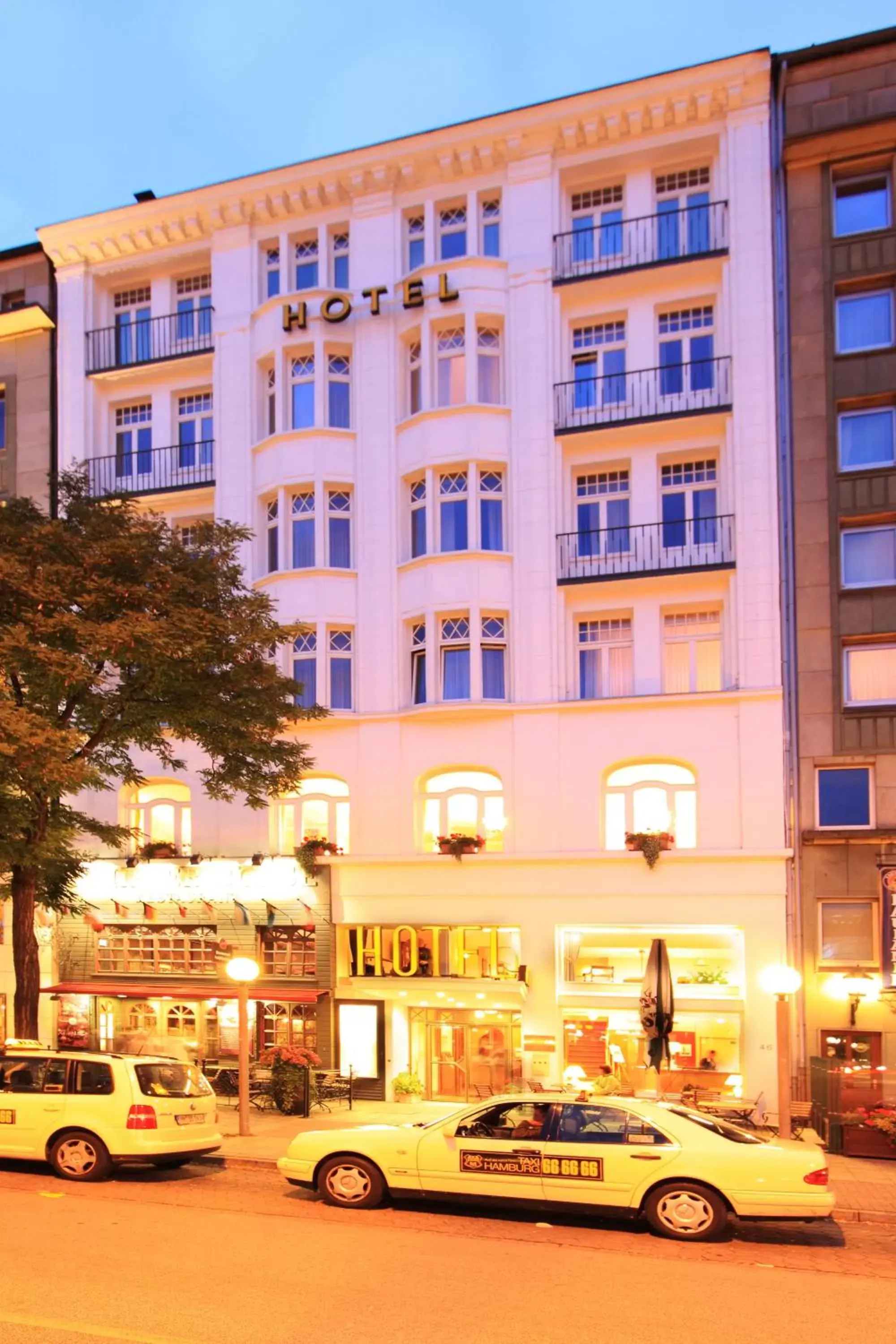 Facade/entrance, Property Building in Novum Hotel Kronprinz Hamburg Hauptbahnhof