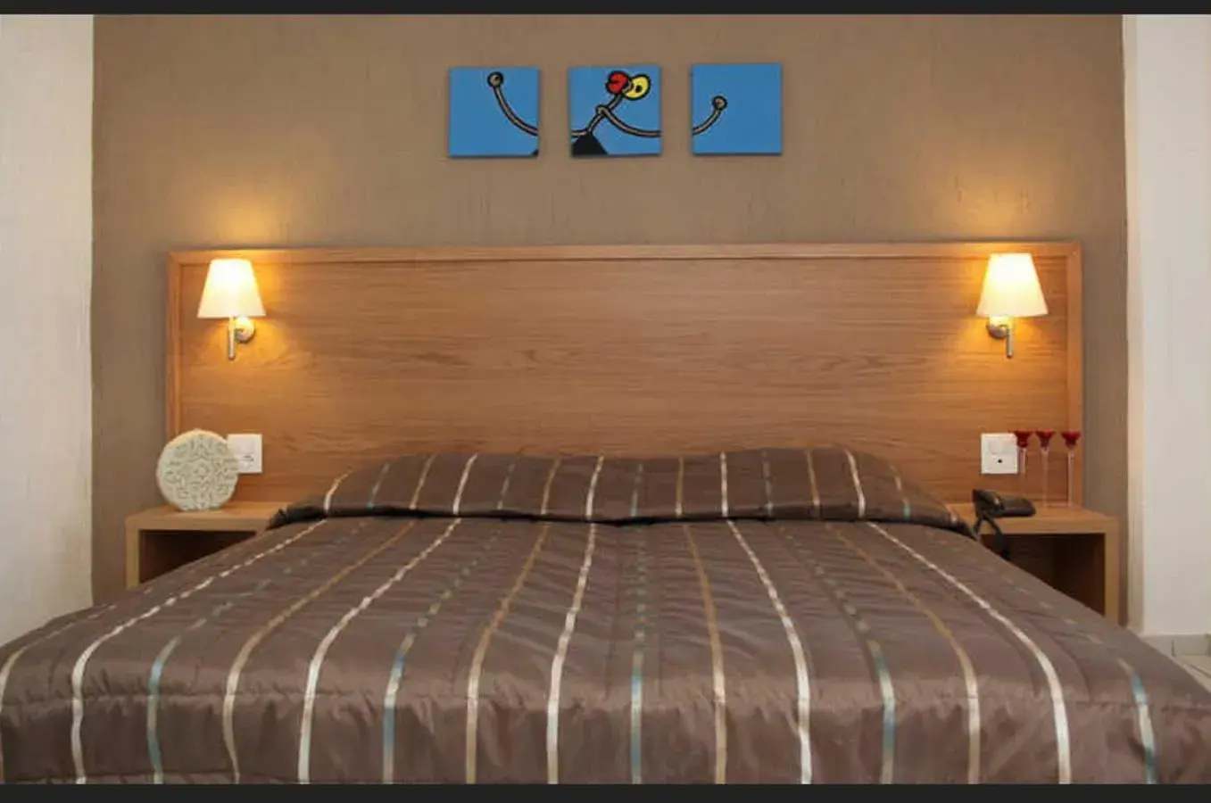 Property building, Bed in Europa Beach Hotel