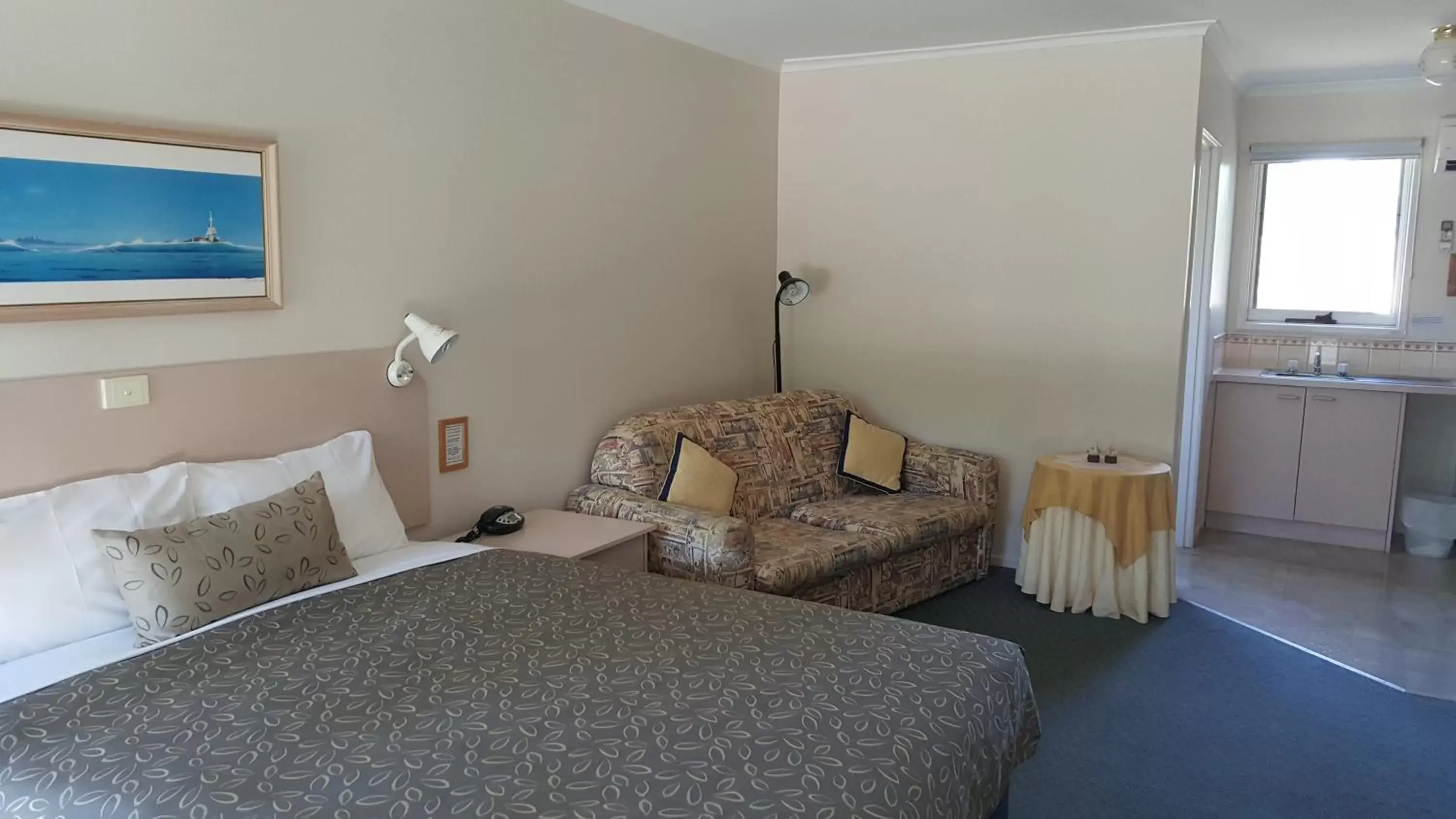 Photo of the whole room, Bed in The Balnarring Motel