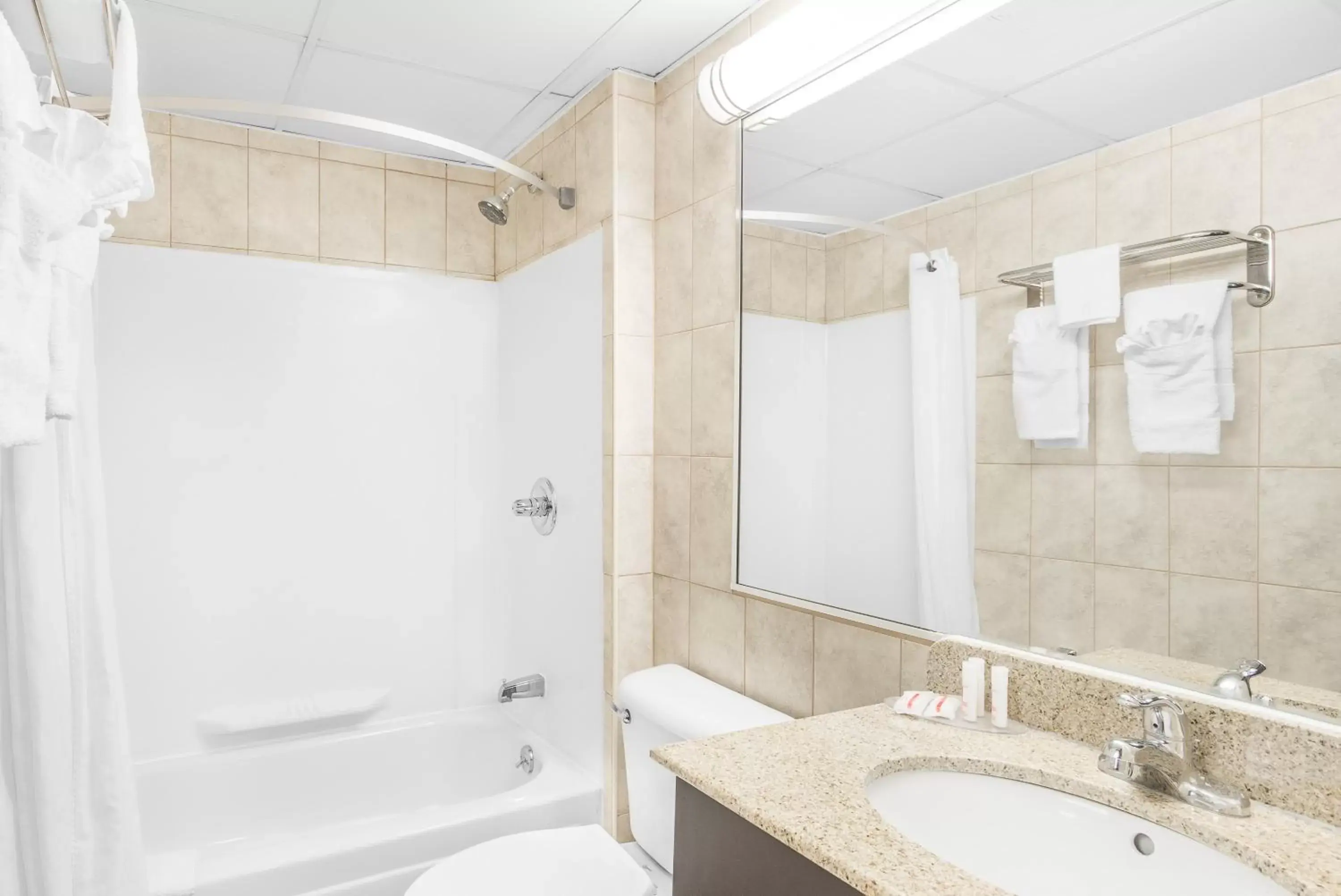 Bathroom in Howard Johnson by Wyndham Clifton NJ