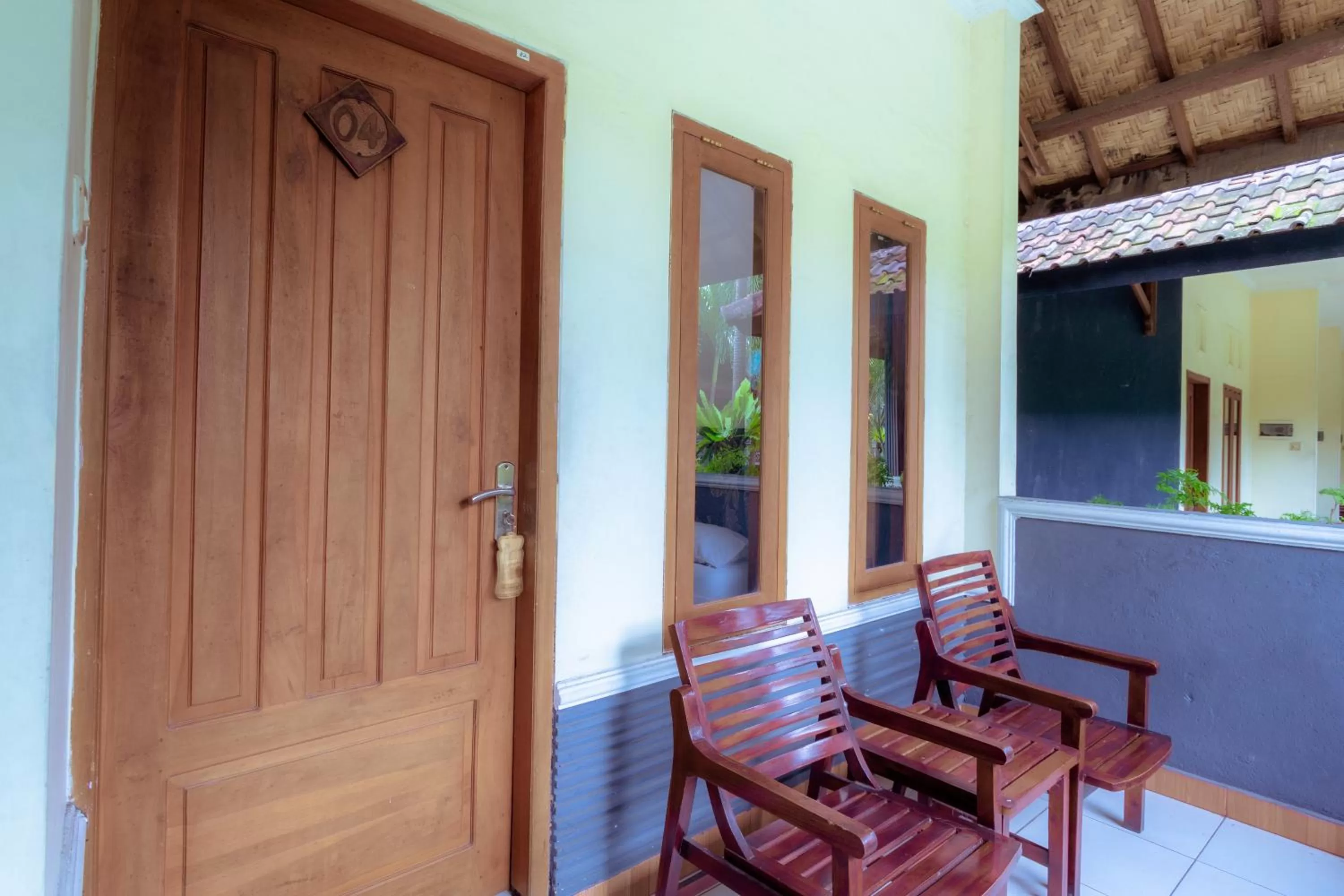 Seating area in Hotel Mahkota Plengkung by ecommerceloka