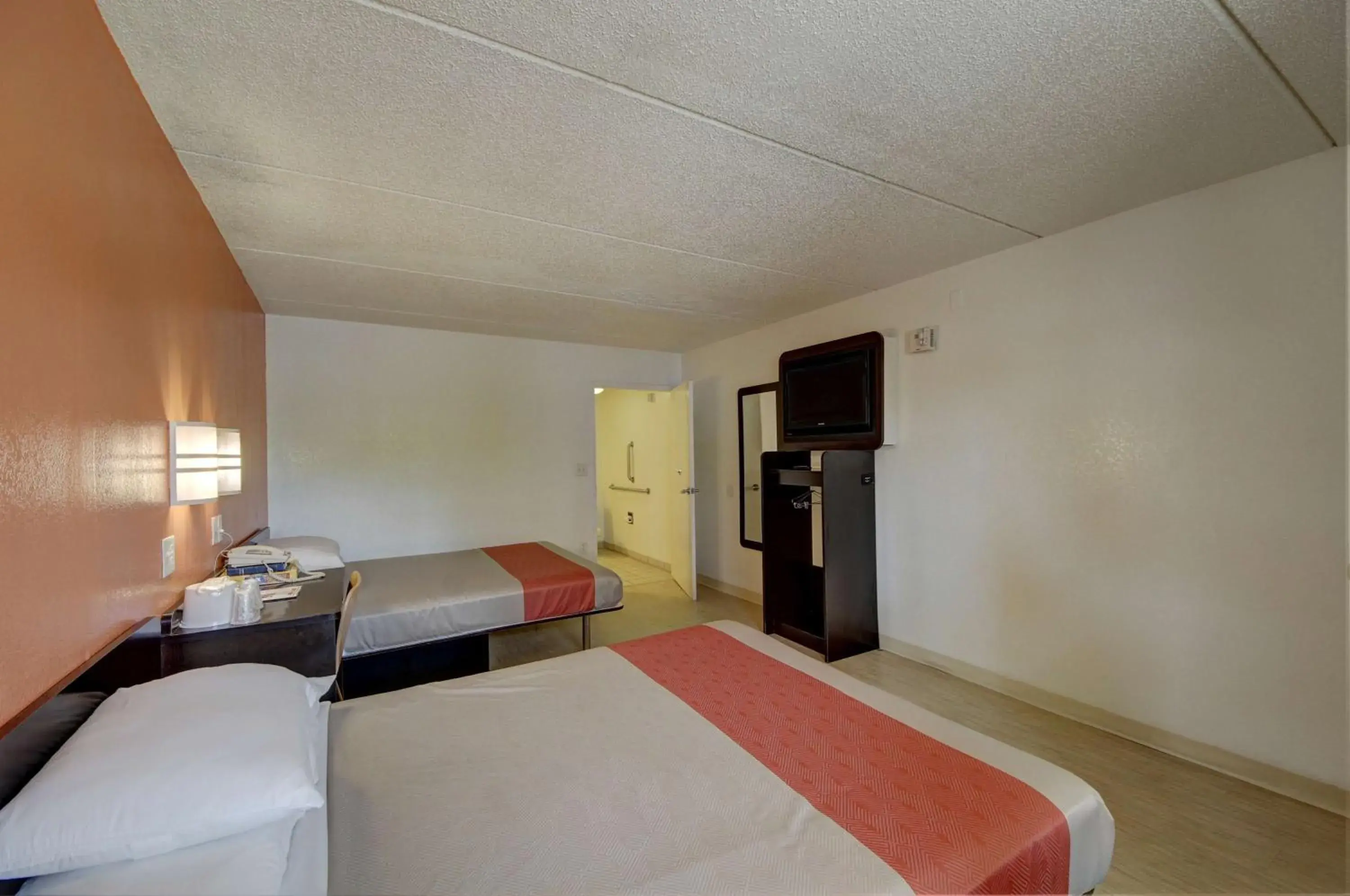 Bathroom, Bed in Motel 6-San Antonio, TX - Downtown - Market Square