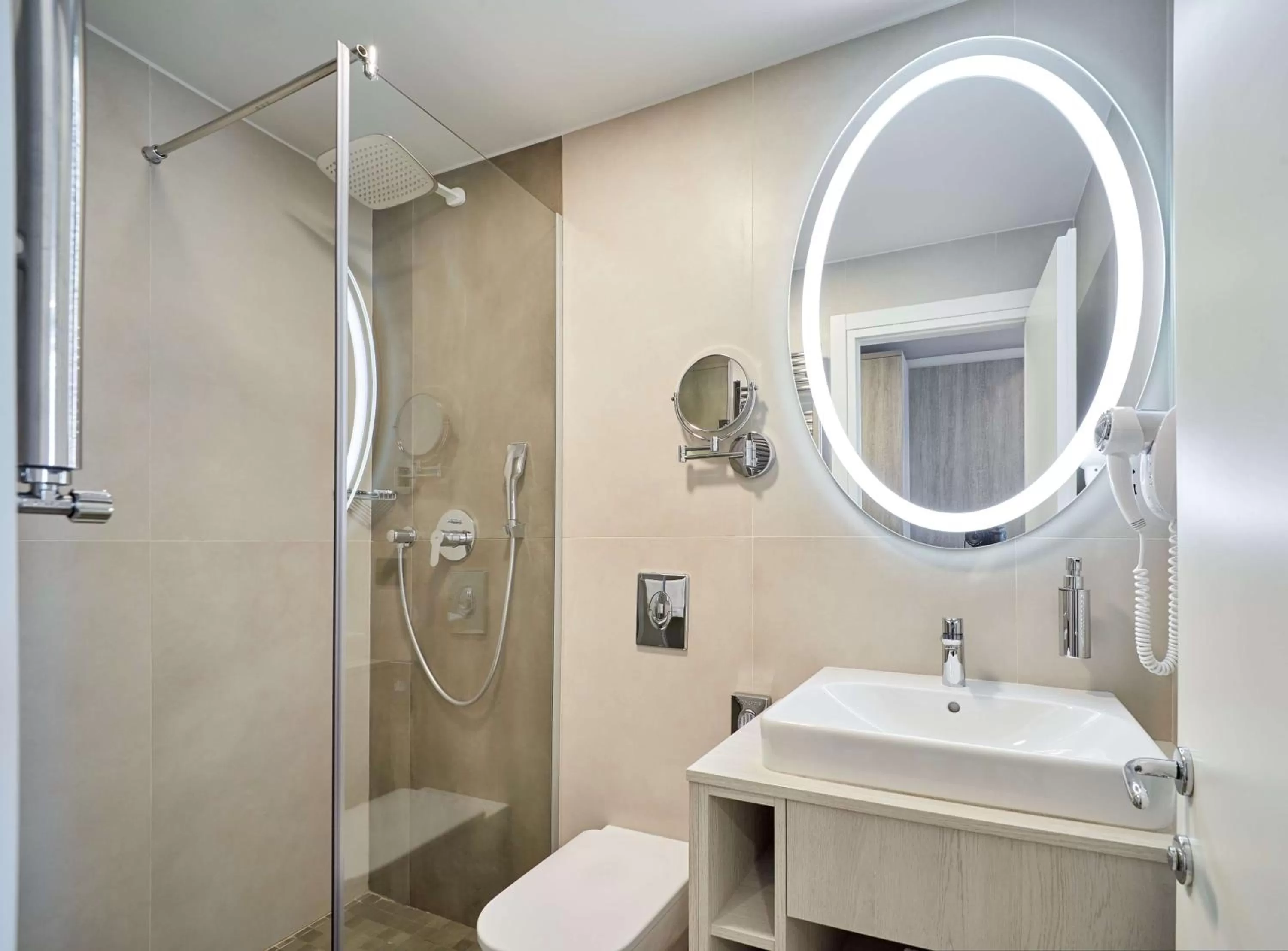 Shower in Radisson Hotel City Centre Odesa