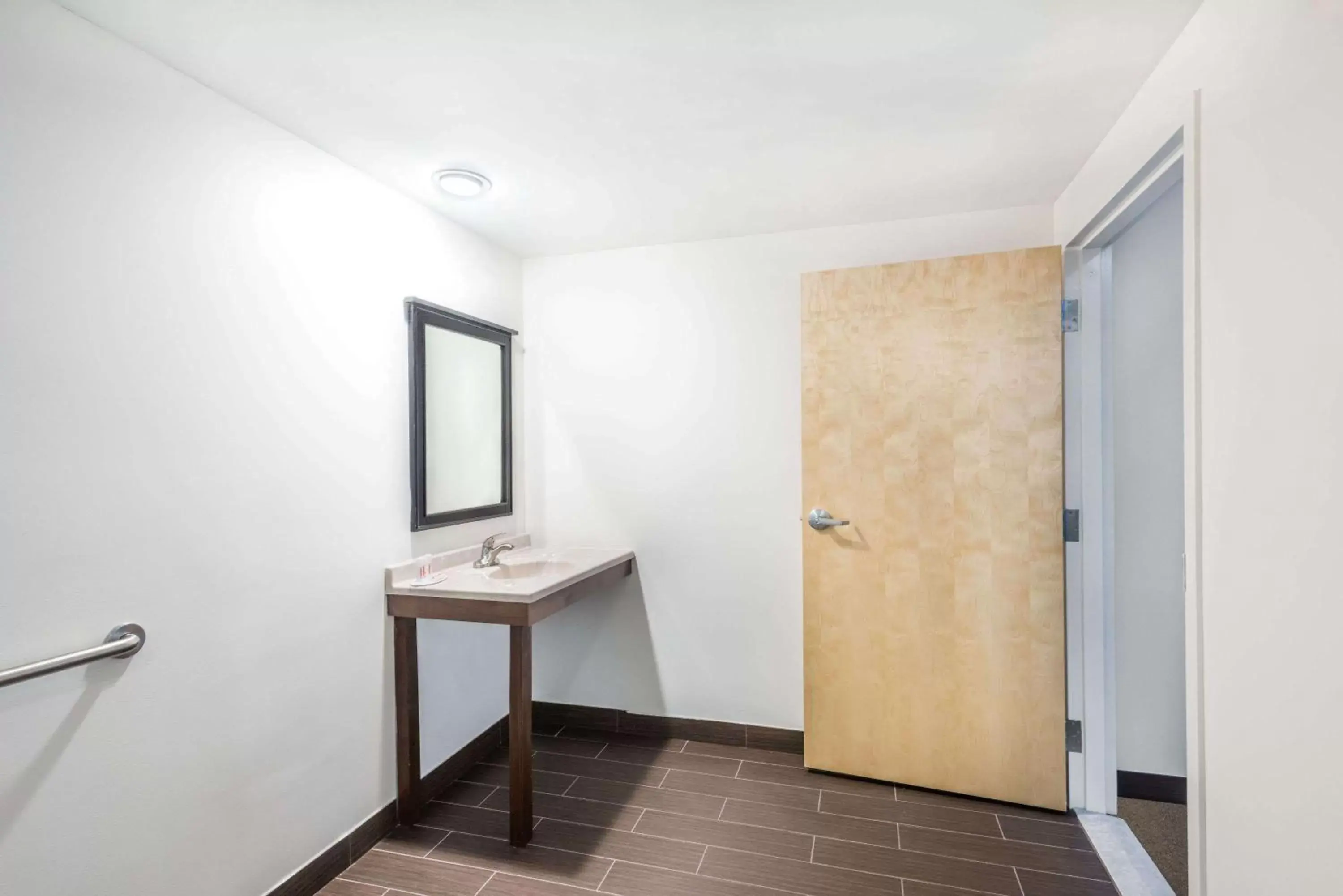 Photo of the whole room, Bathroom in Howard Johnson by Wyndham Quincy/ Boston