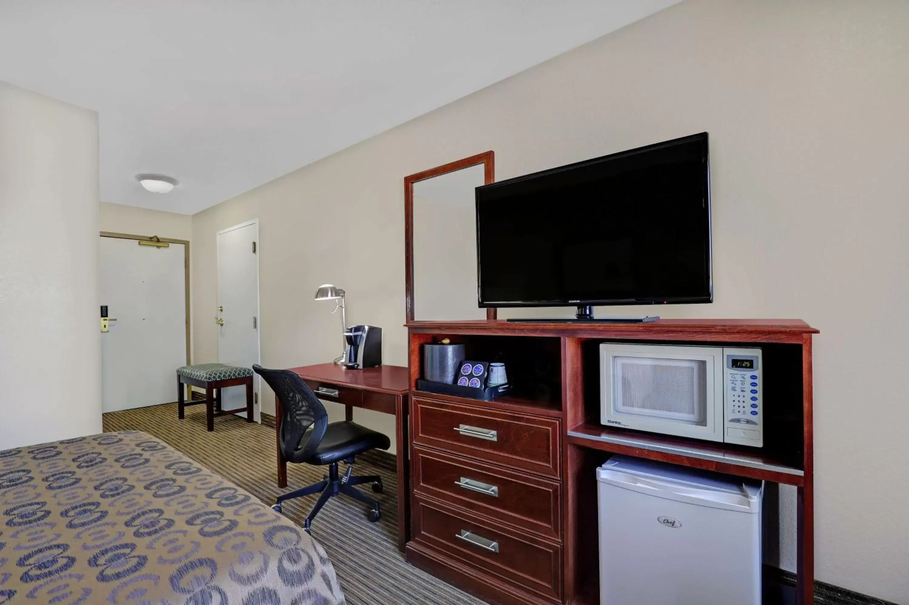 Photo of the whole room, TV/Entertainment Center in SureStay Plus Hotel by Best Western Drumheller