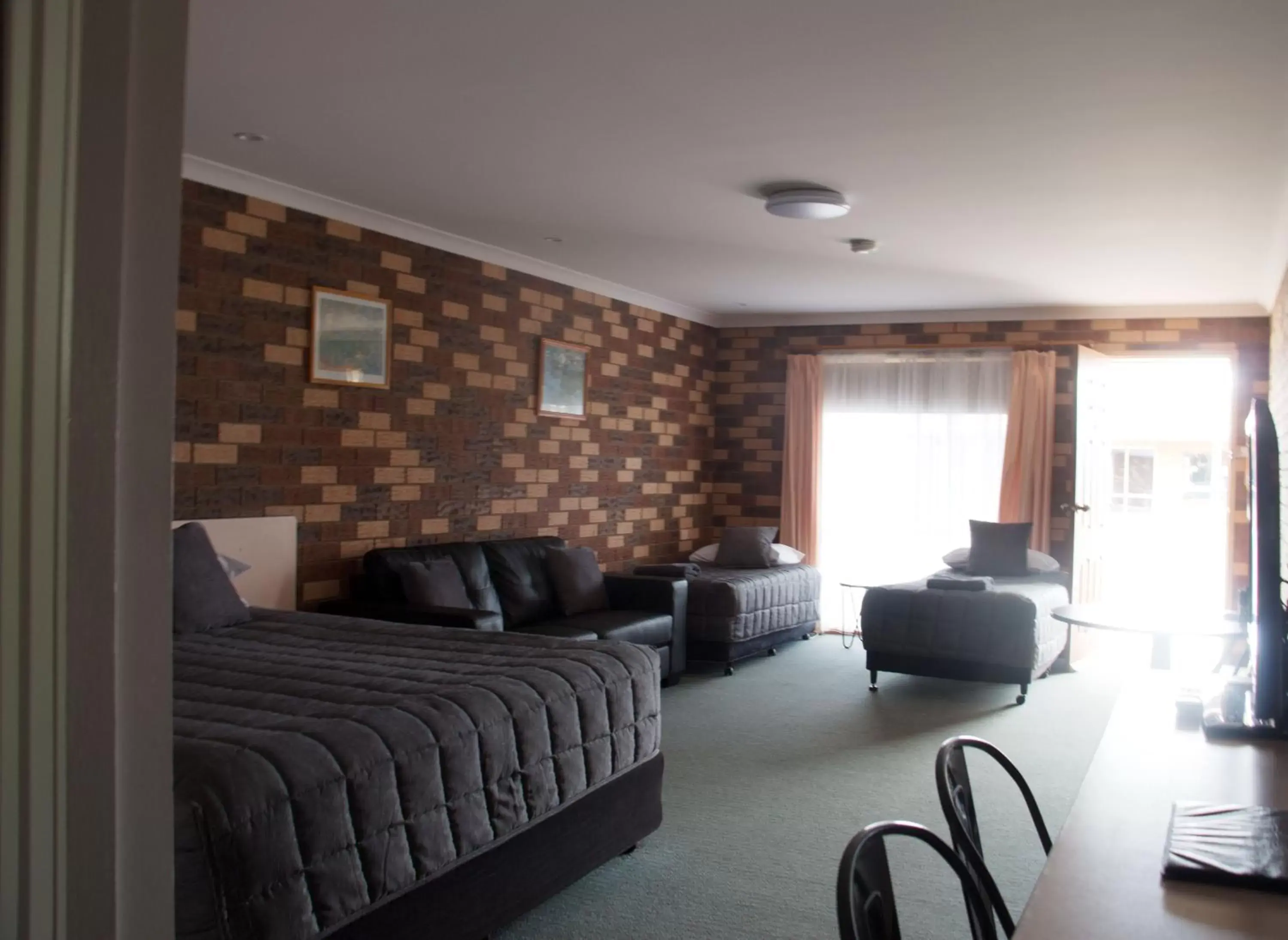 Photo of the whole room, Seating Area in Highway Inn Motel