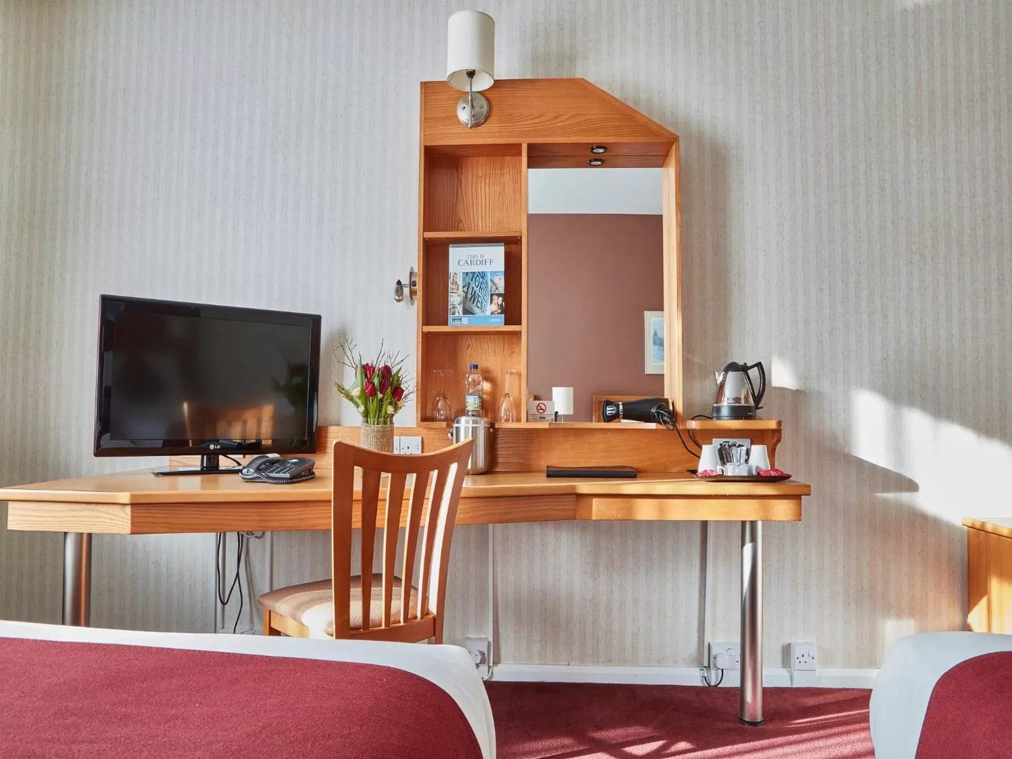 Bed, TV/Entertainment Center in Future Inn Cardiff Bay