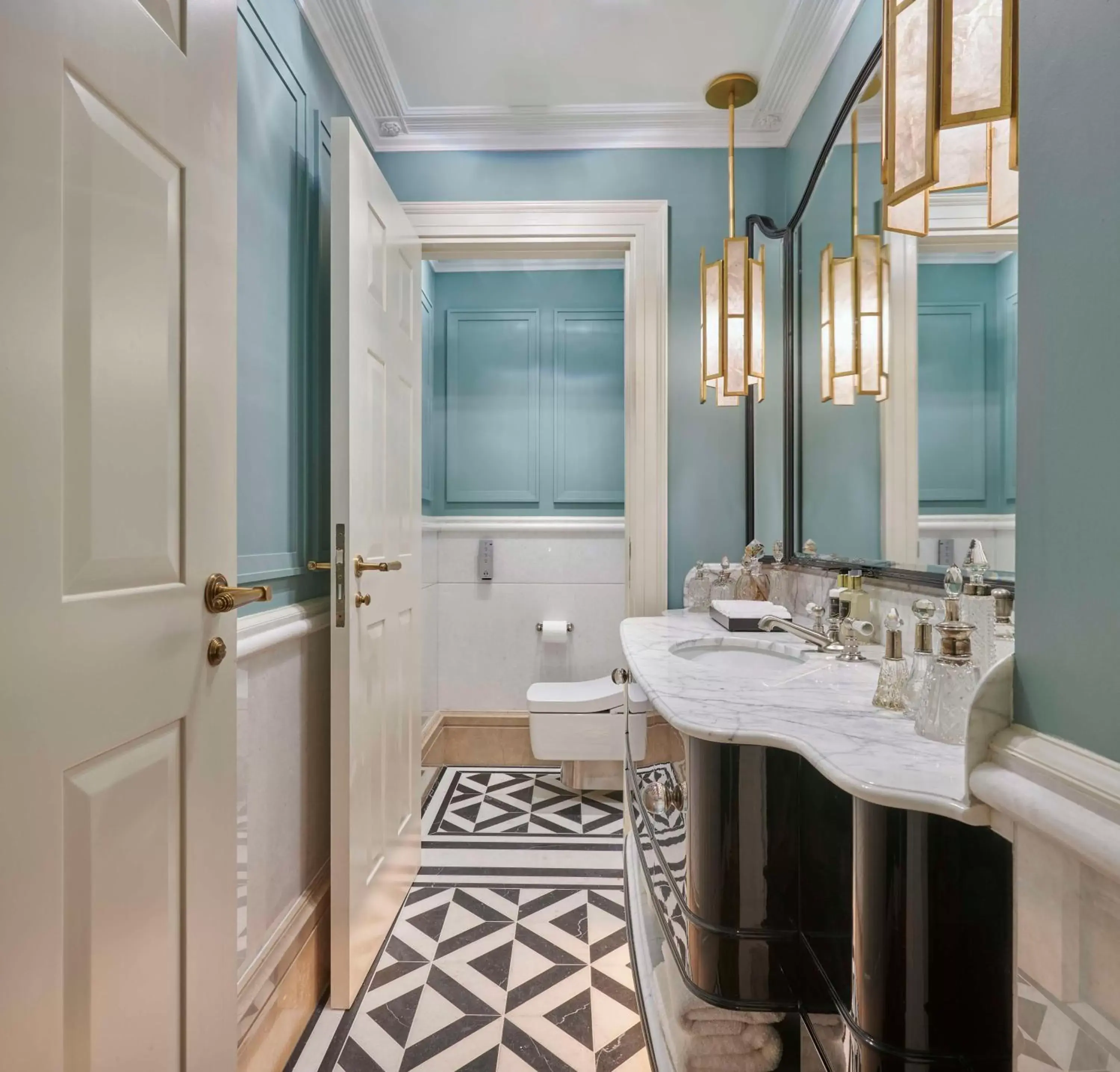 Photo of the whole room, Bathroom in Great Scotland Yard Hotel, part of Hyatt