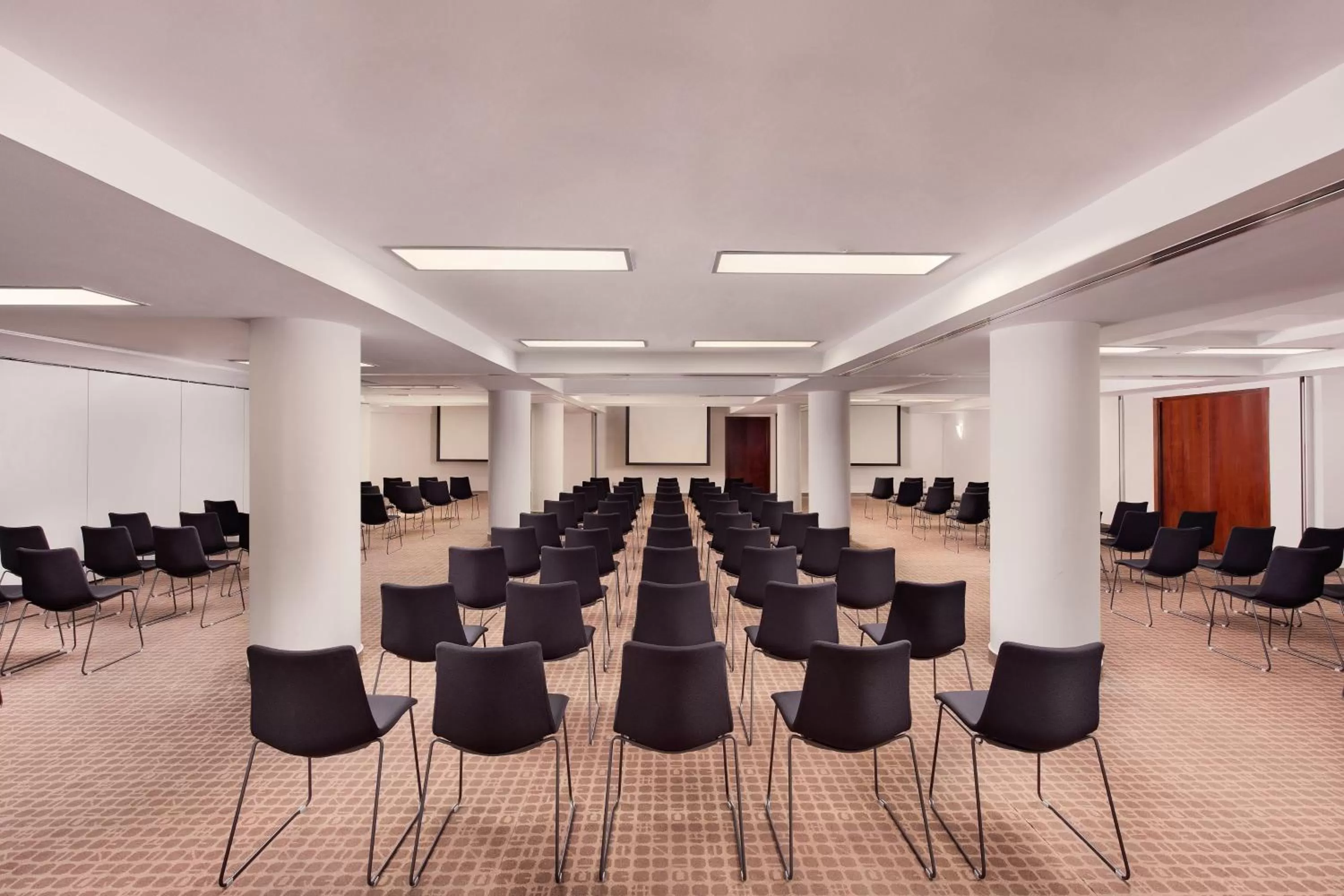 Lounge or bar in Le Meridien Barcelona