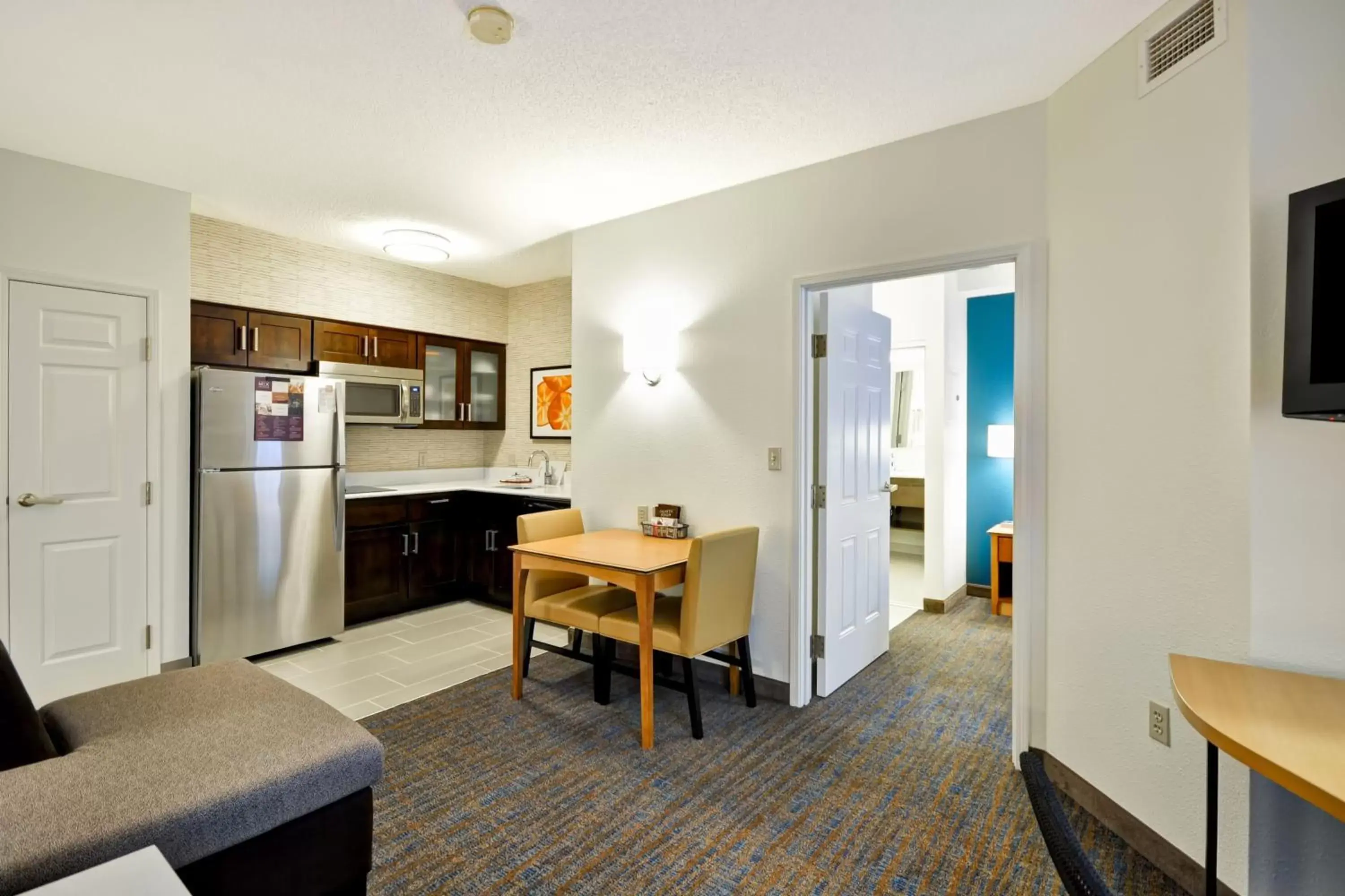 Living room, Kitchen/Kitchenette in Residence Inn Lexington South Hamburg Place