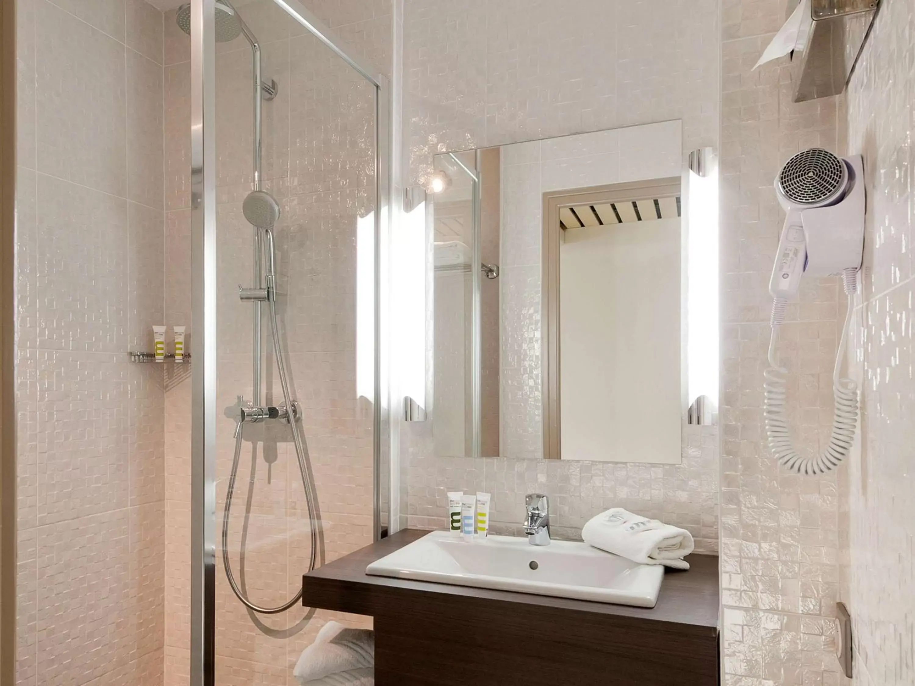 Photo of the whole room, Bathroom in Mercure Vannes Le Port