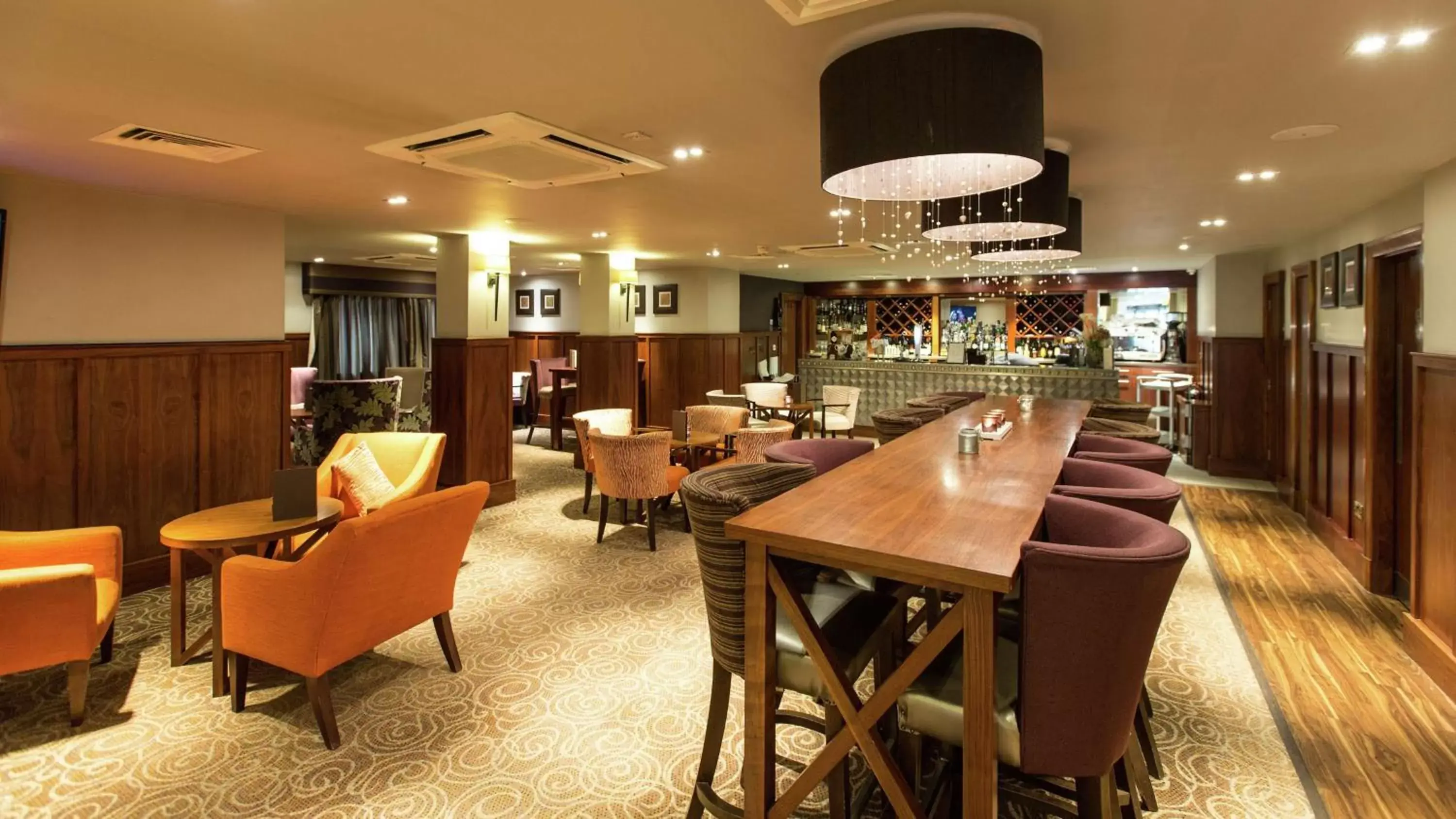 Lounge or bar, Restaurant/Places to Eat in DoubleTree by Hilton Stratford-upon-Avon, United Kingdom
