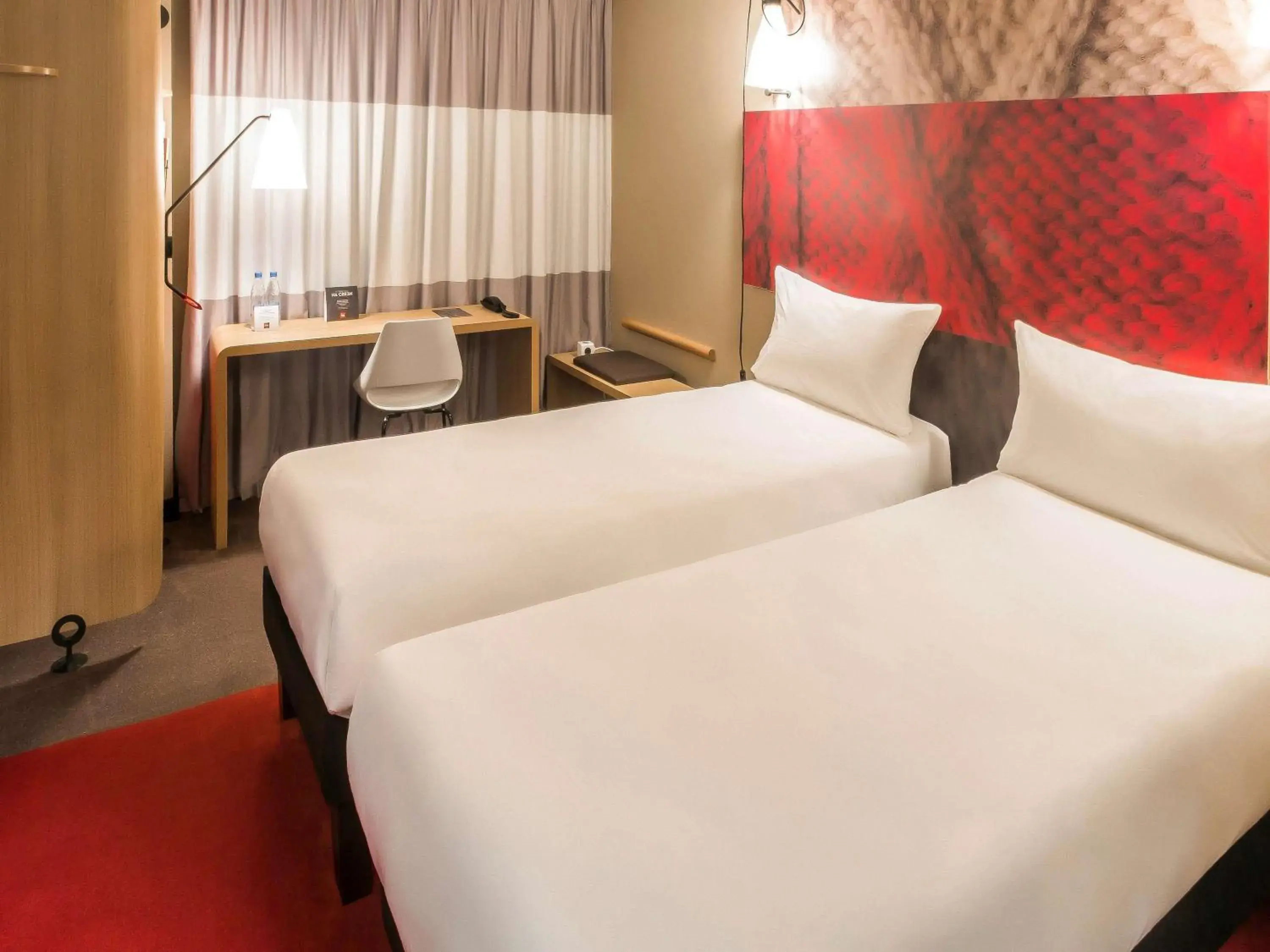 Photo of the whole room, Bed in Ibis Koeln Am Dom
