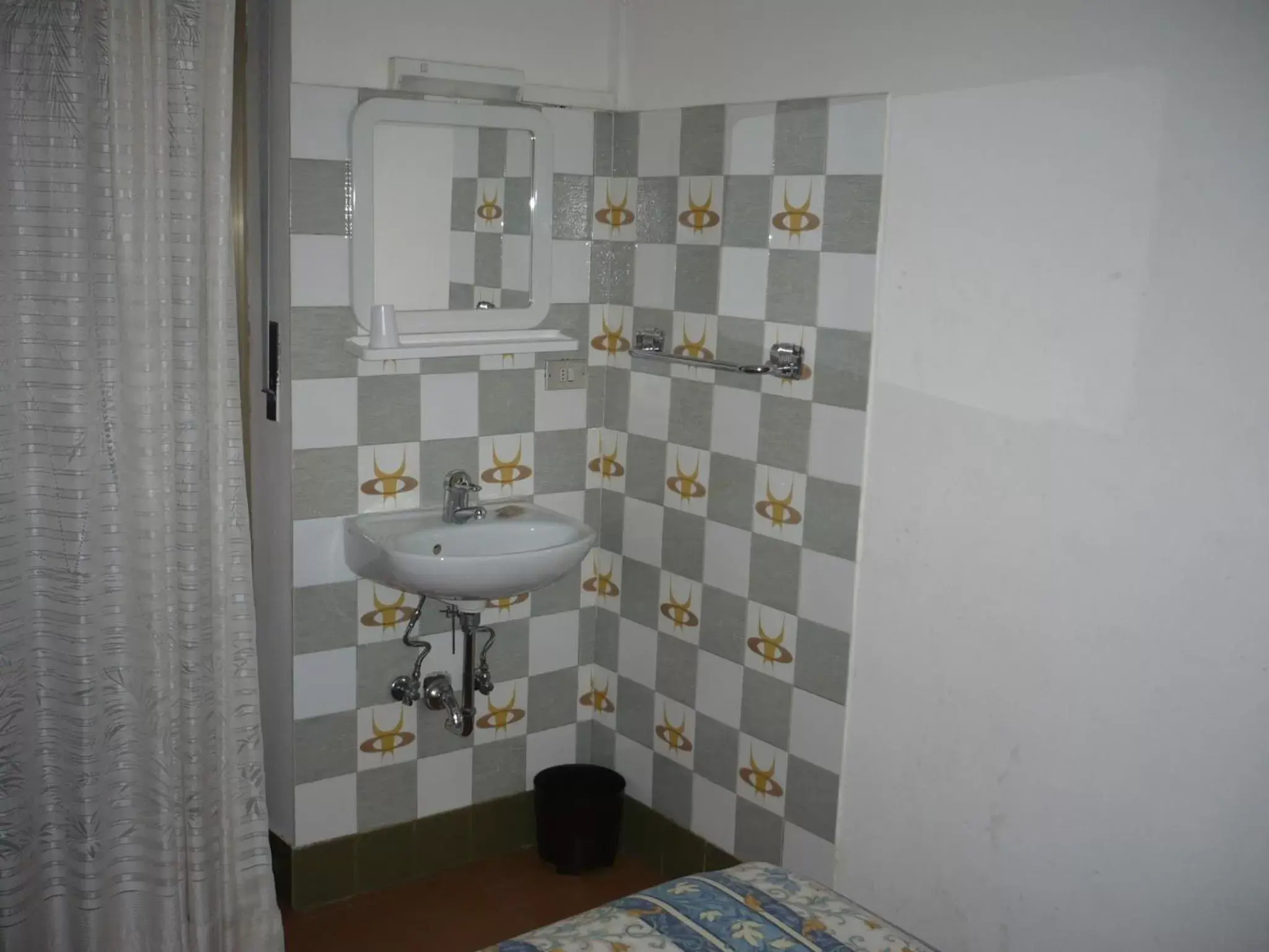 Single Room with Shared Bathroom - single occupancy in Hotel Beau Sejour Giampietro Andrea Single Room with Shared Bathroom - single occupancy in Hotel Beau Sejour Giampietro Andrea