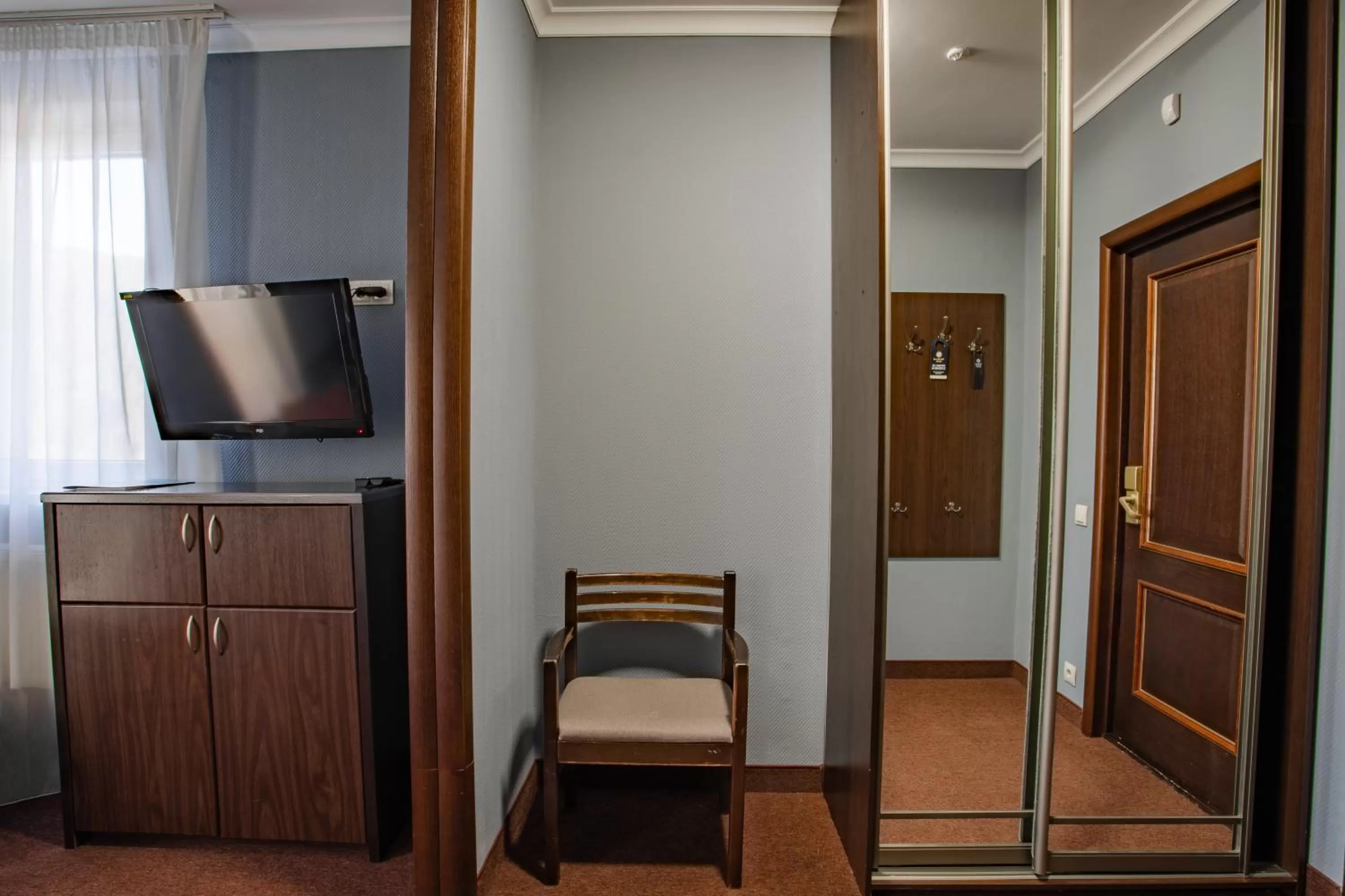 Photo of the whole room, TV/Entertainment Center in Wellland Hotel