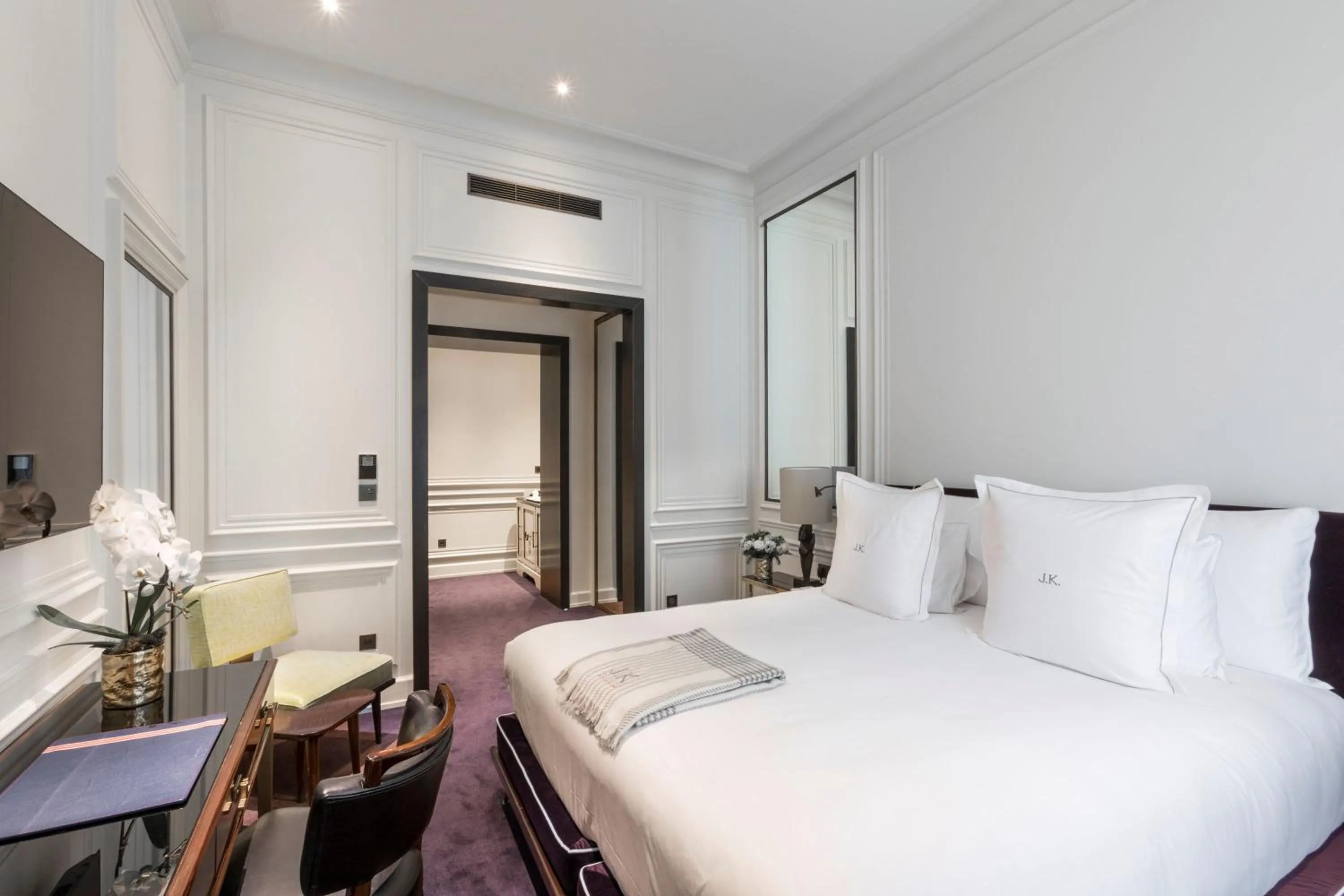 Bedroom, Bed in J.K. Place Paris