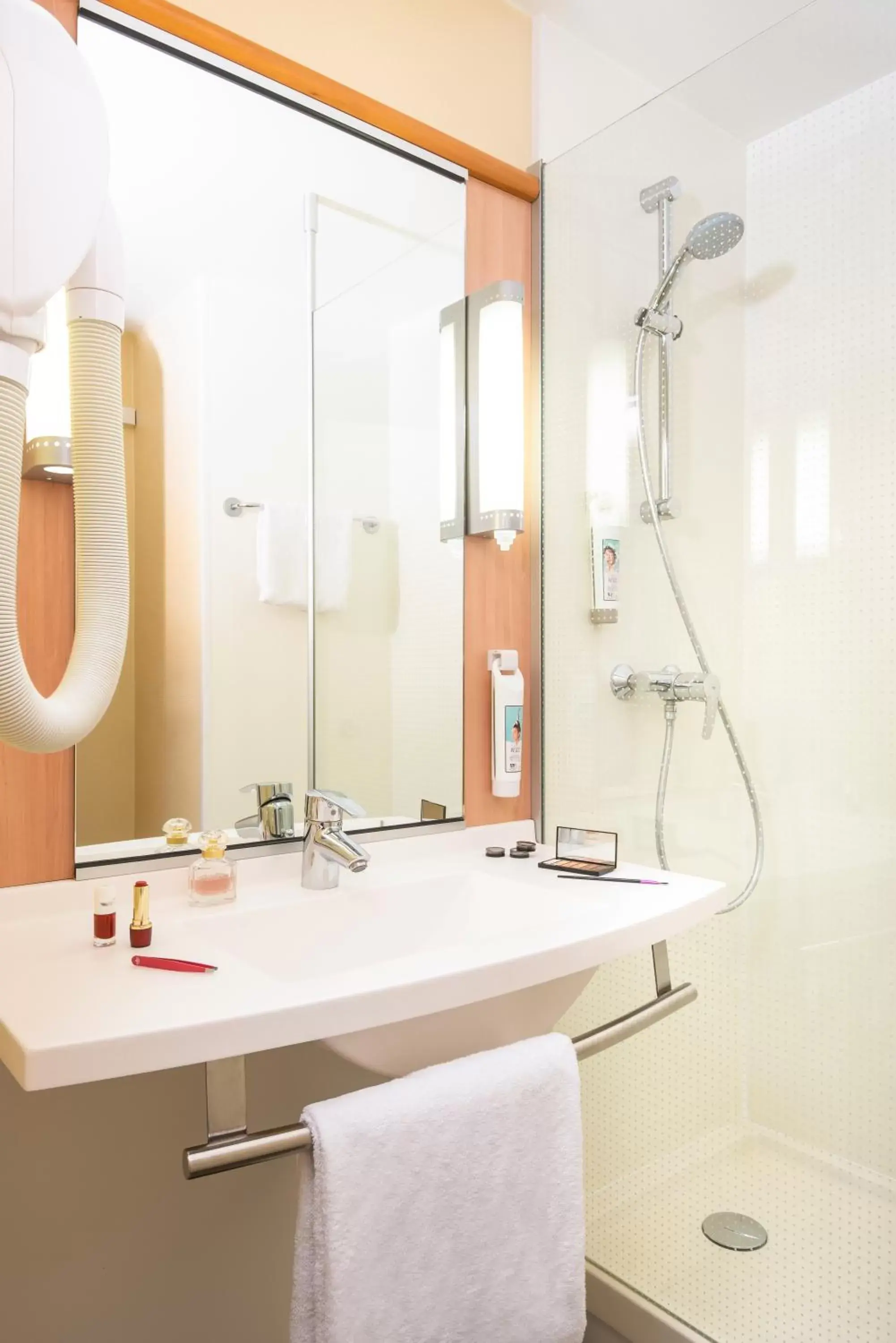 Shower, Bathroom in Ibis Brussels Erasmus