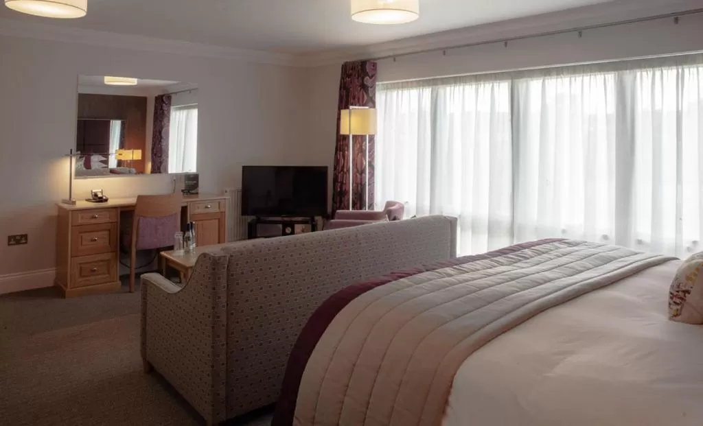 Restaurant/places to eat, Bed in Trout Hotel