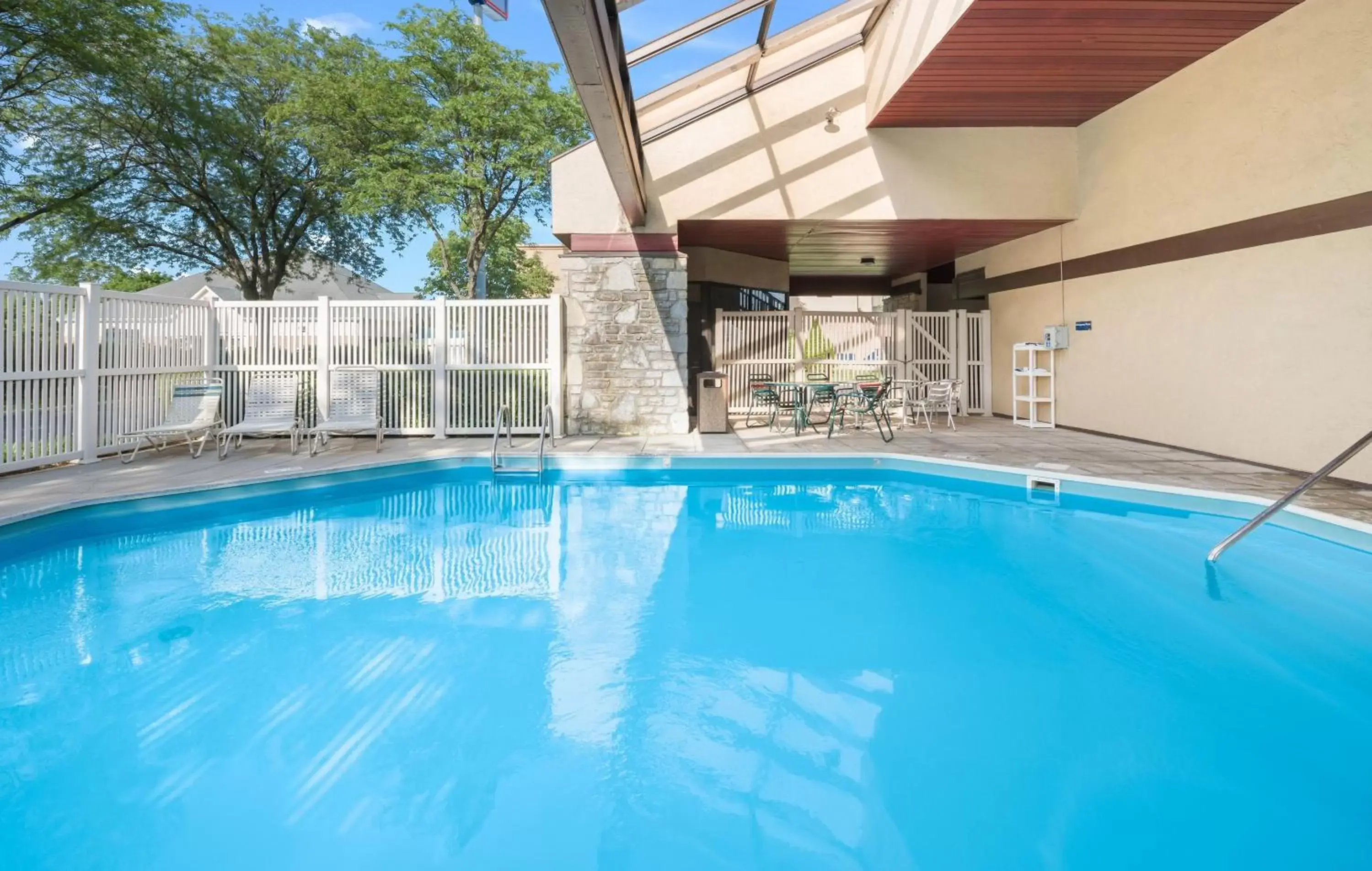 Swimming Pool in Red Roof Inn Columbus - Grove City