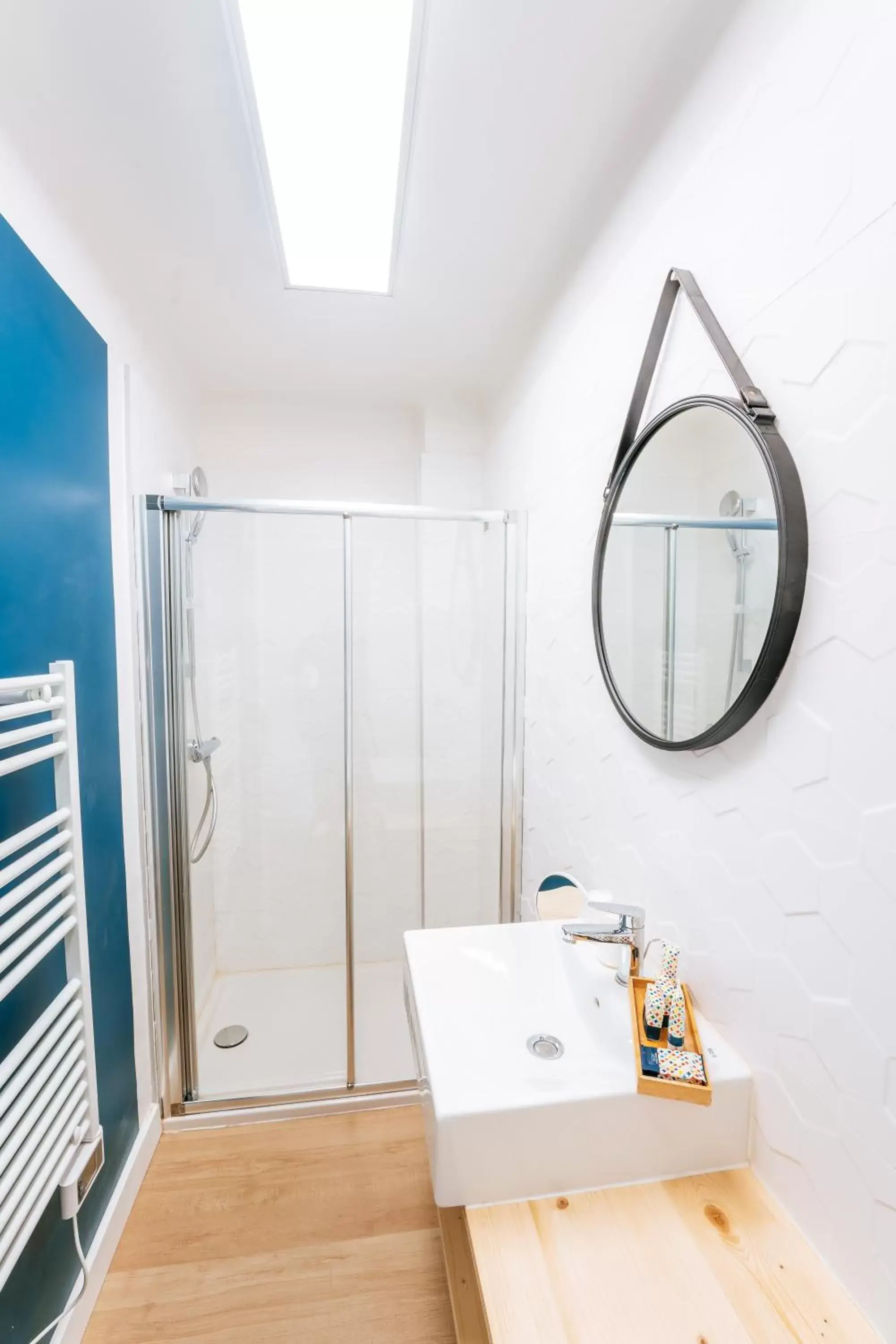 Shower, Bathroom in Hôtel Café Miramar