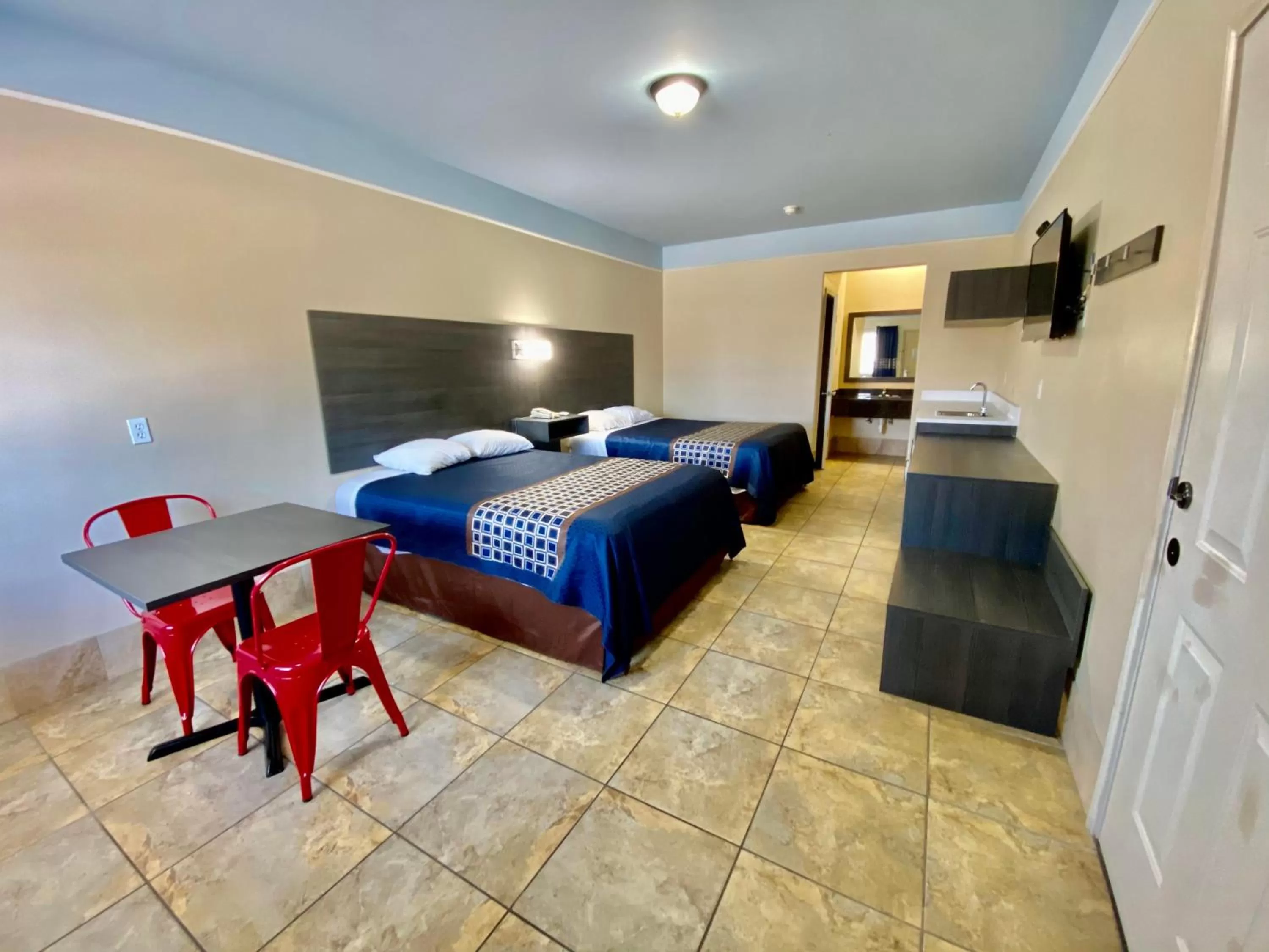 Bed in Texas Inn & Suites McAllen at La Plaza Mall and Airport