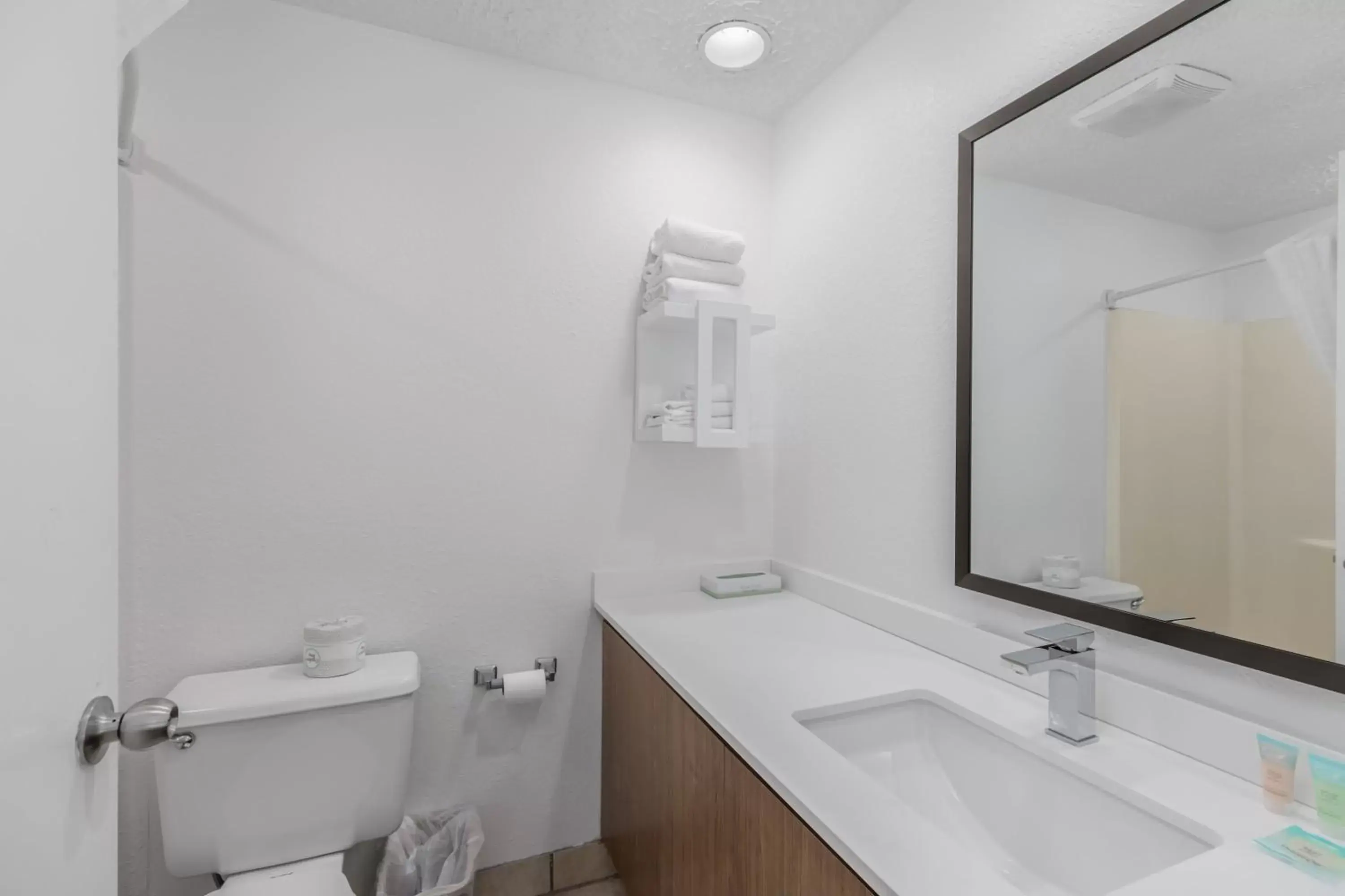 Bathroom in Crossroads Inn & Suites