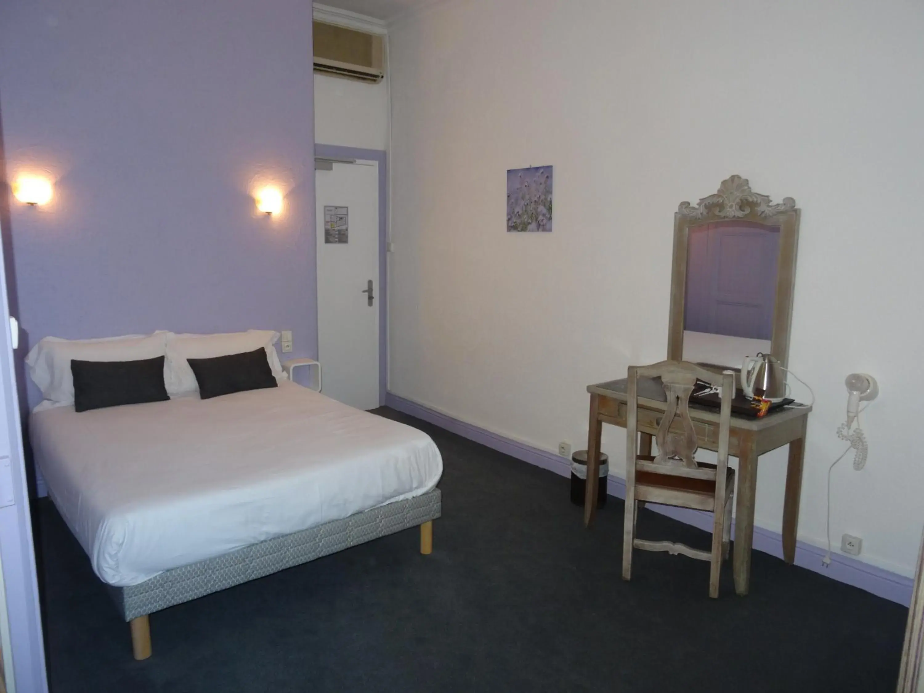 Bedroom, Bed in Hotel De France