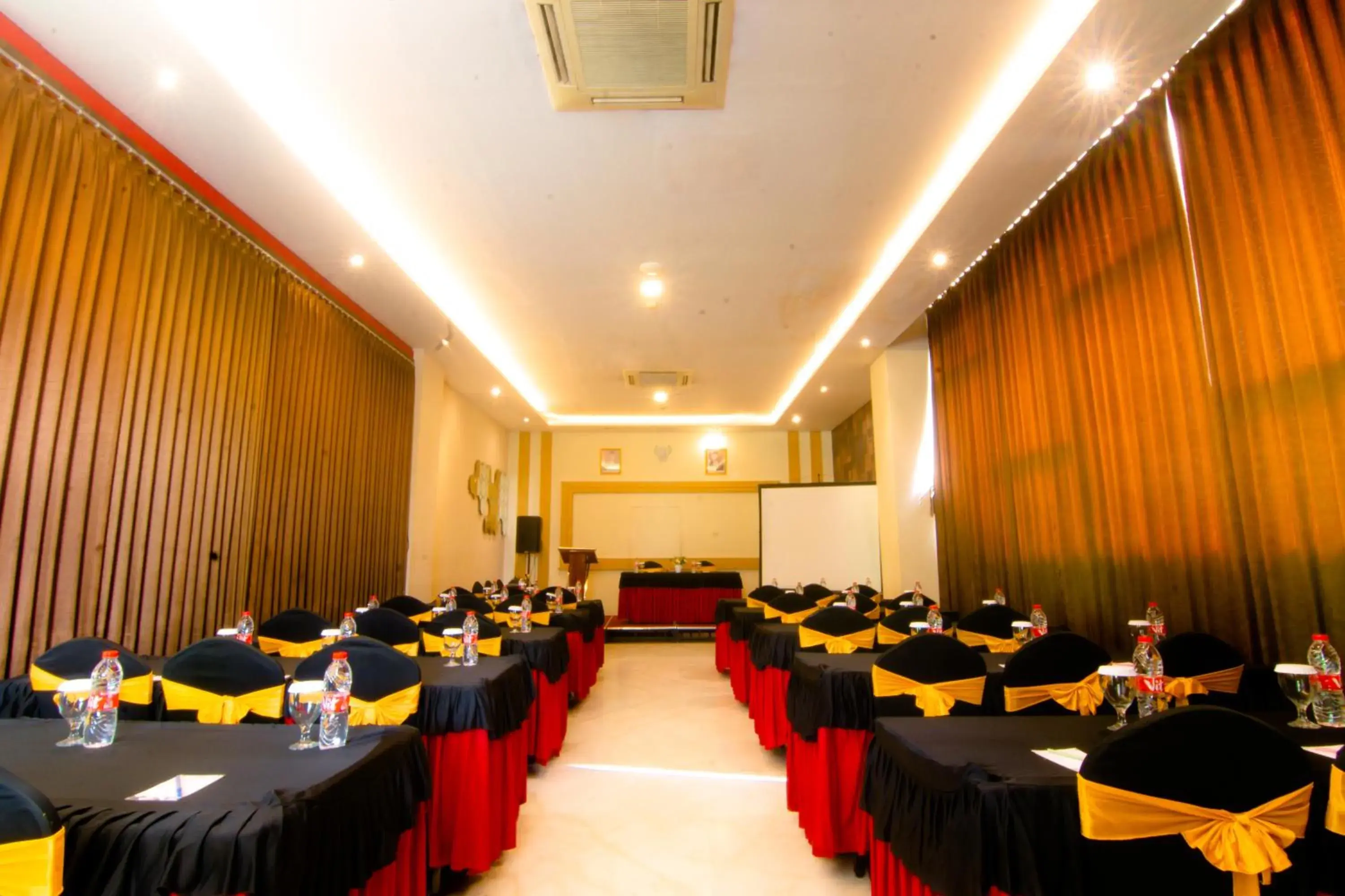 Meeting/conference room in Front One Hotel Purwodadi