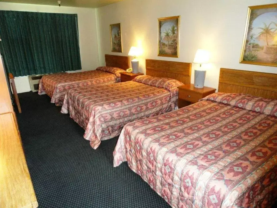 Photo of the whole room, Bed in Applegate Inn