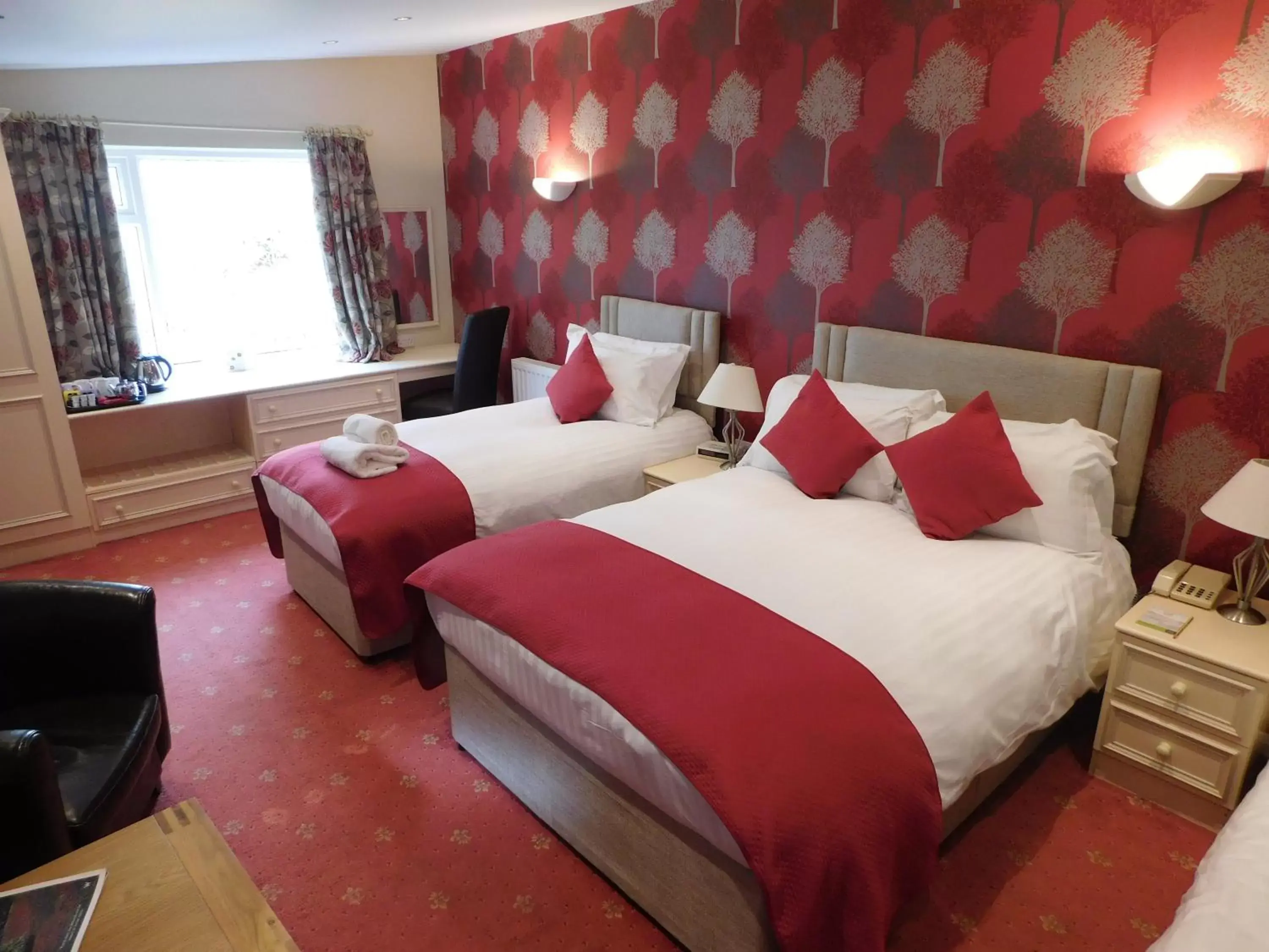 Photo of the whole room, Bed in Burn How Garden House Hotel