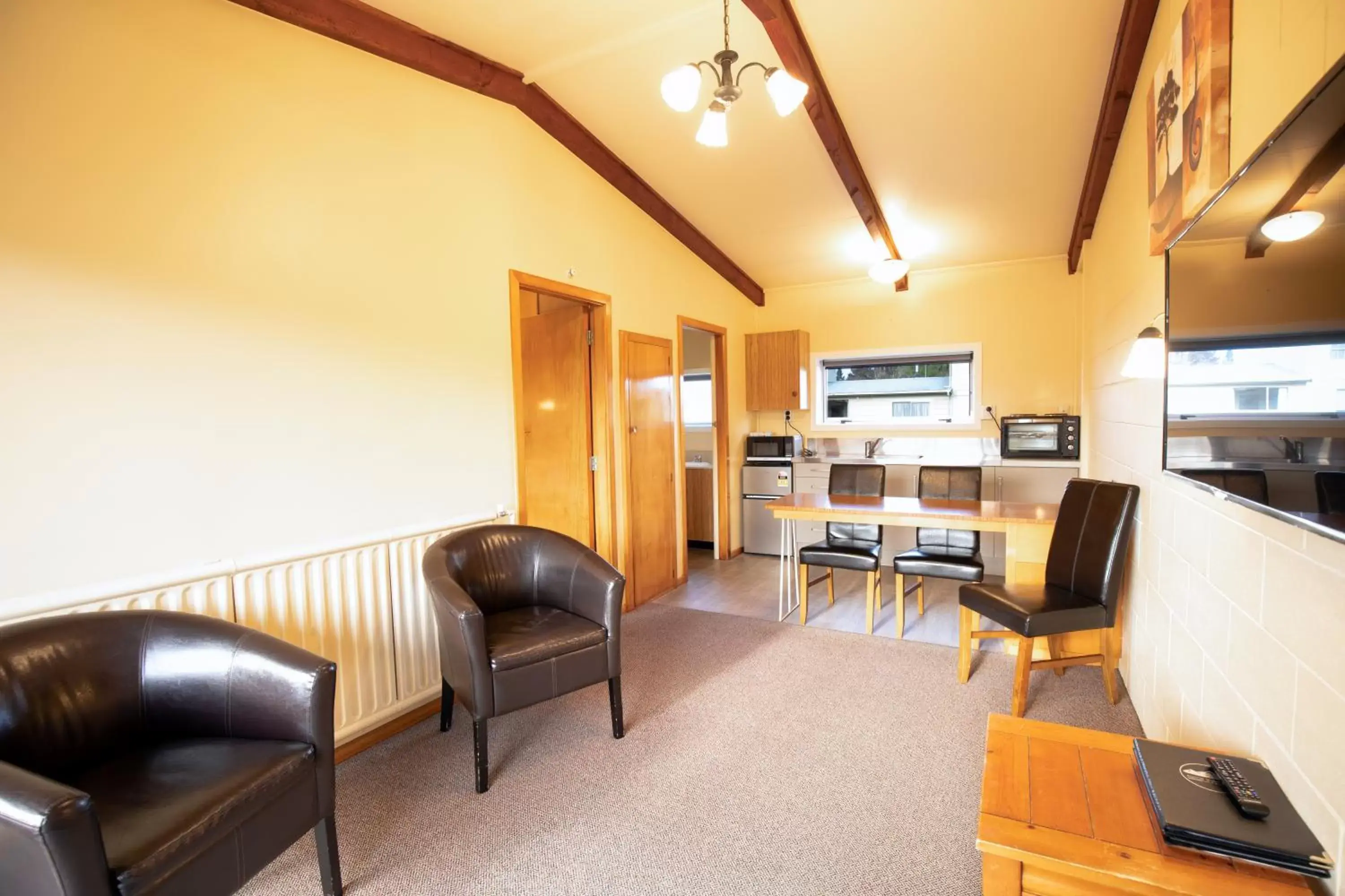 Living room, Seating Area in Alpine View Motel