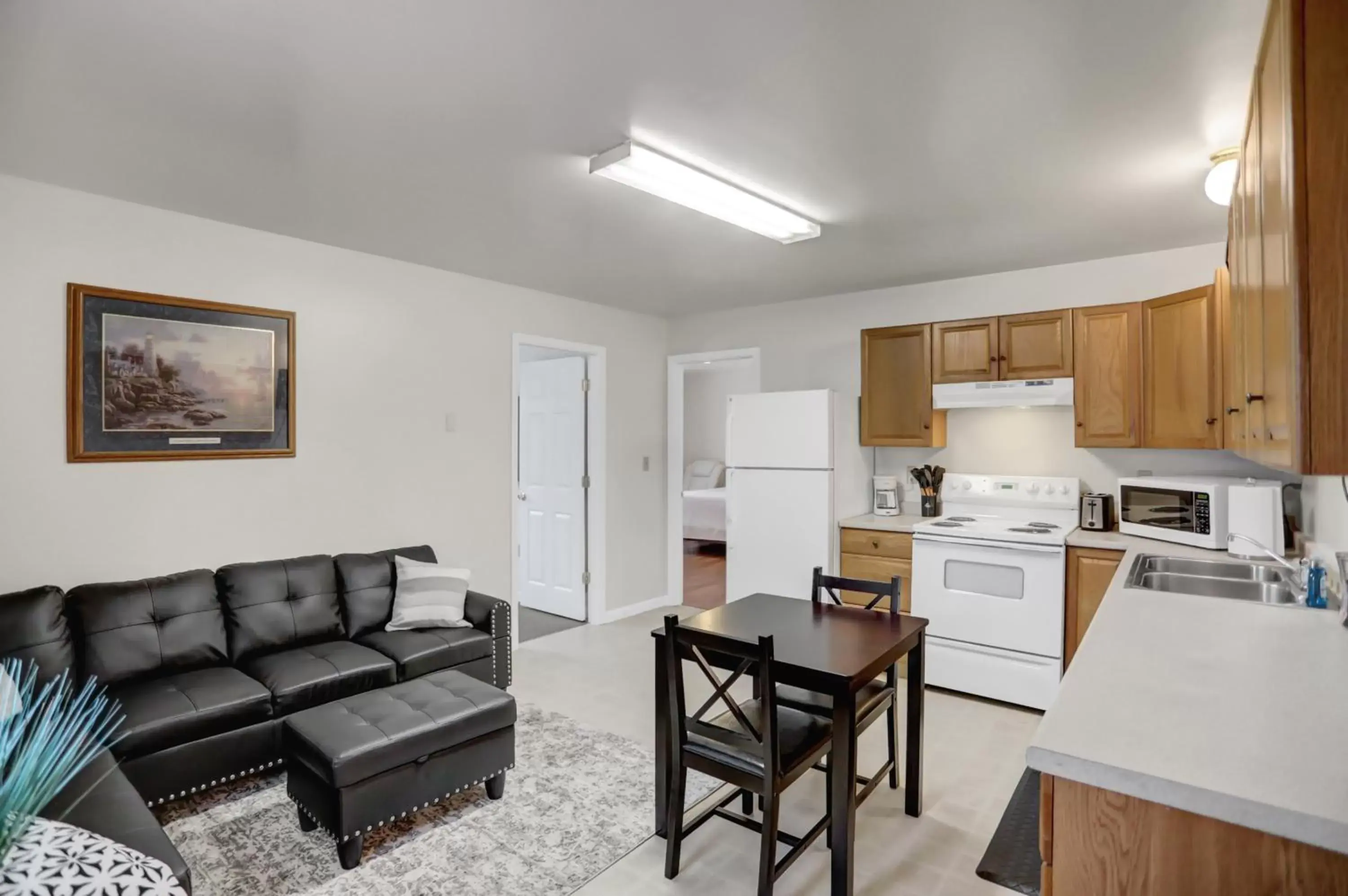 Living room, Kitchen/Kitchenette in Halifax Inn