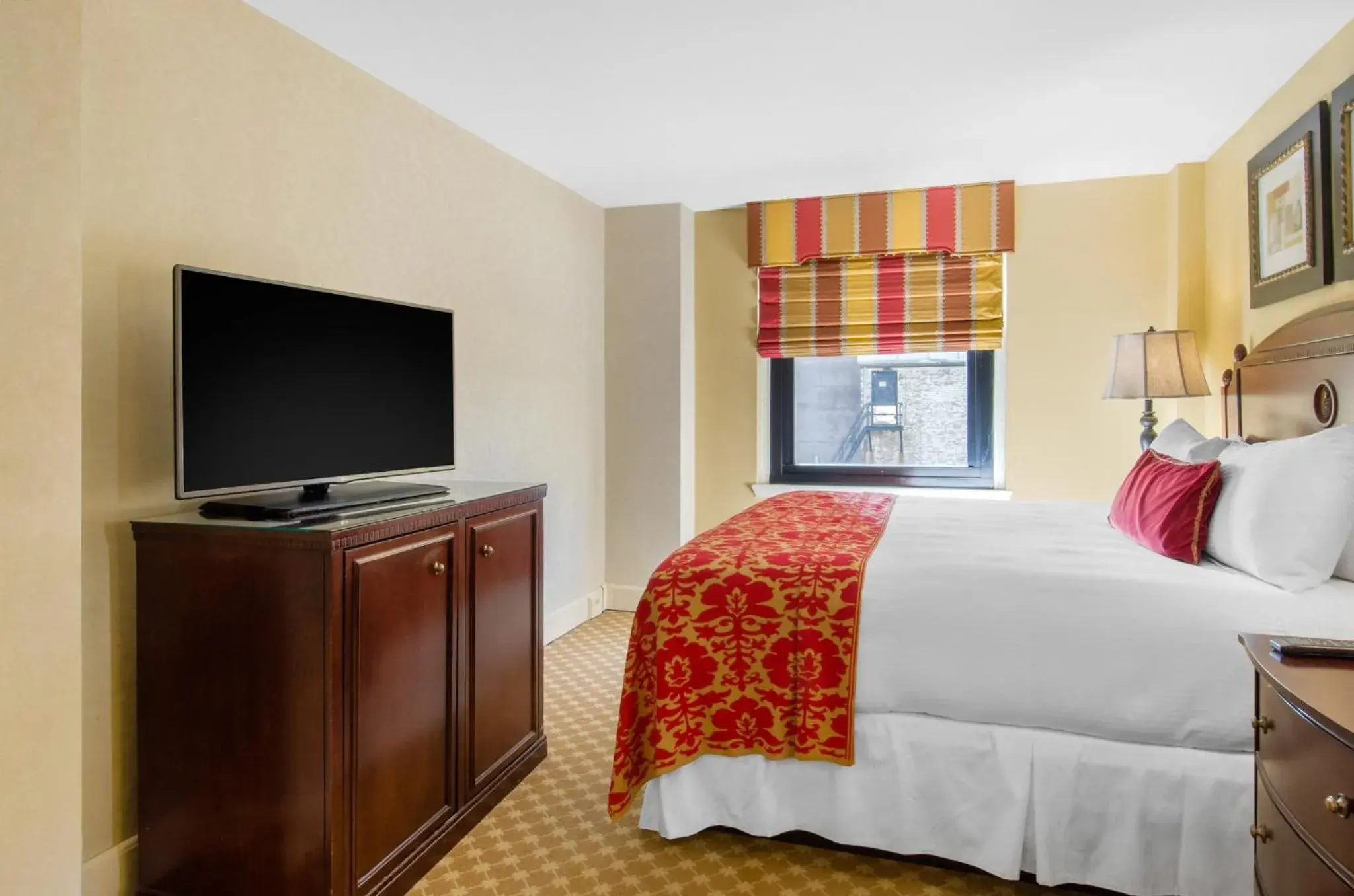 Photo of the whole room, TV/Entertainment Center in Boston Omni Parker House Hotel