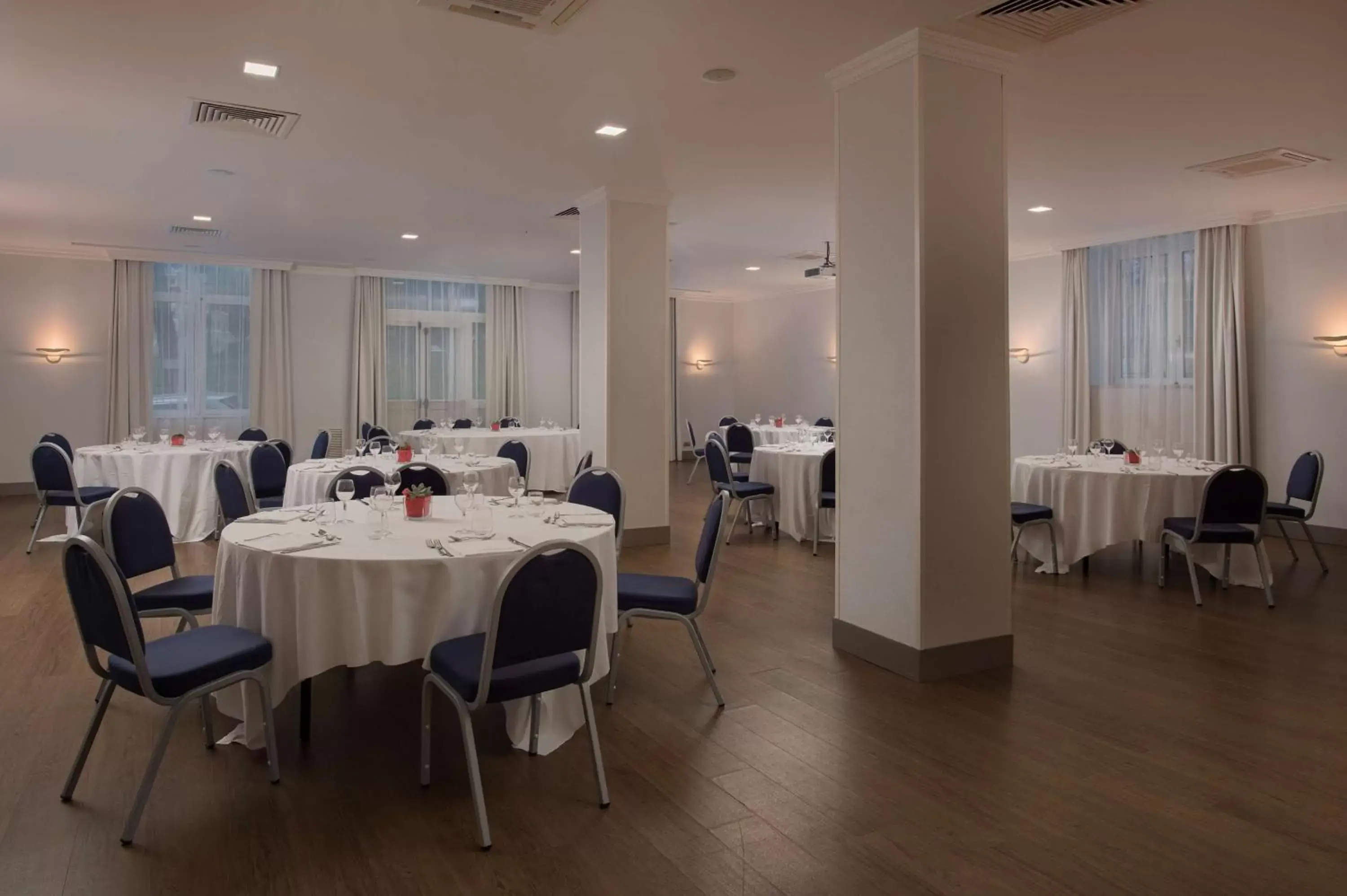 Meeting/conference room, Restaurant/Places to Eat in NH Genova Centro