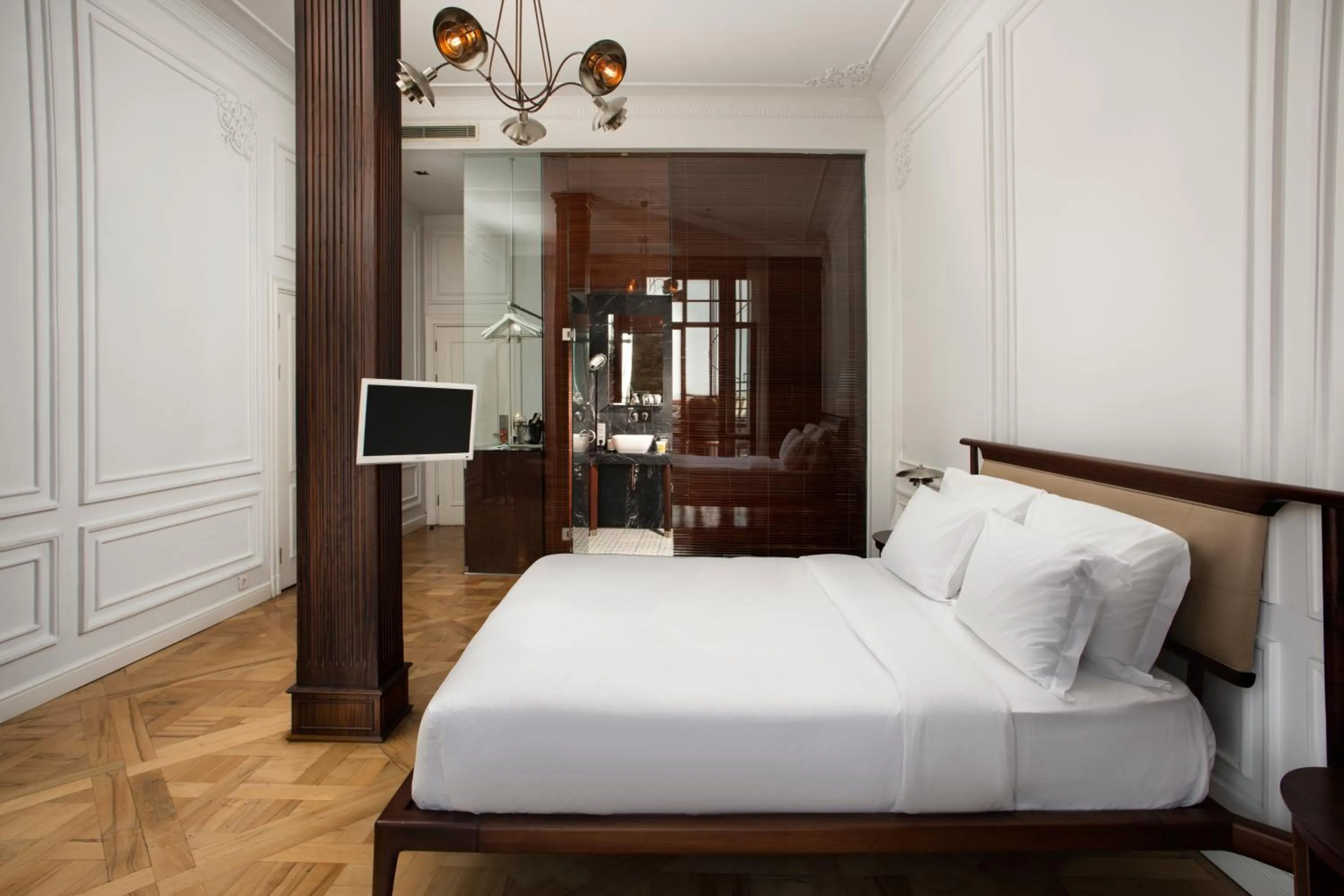 Bed in Georges Hotel Galata