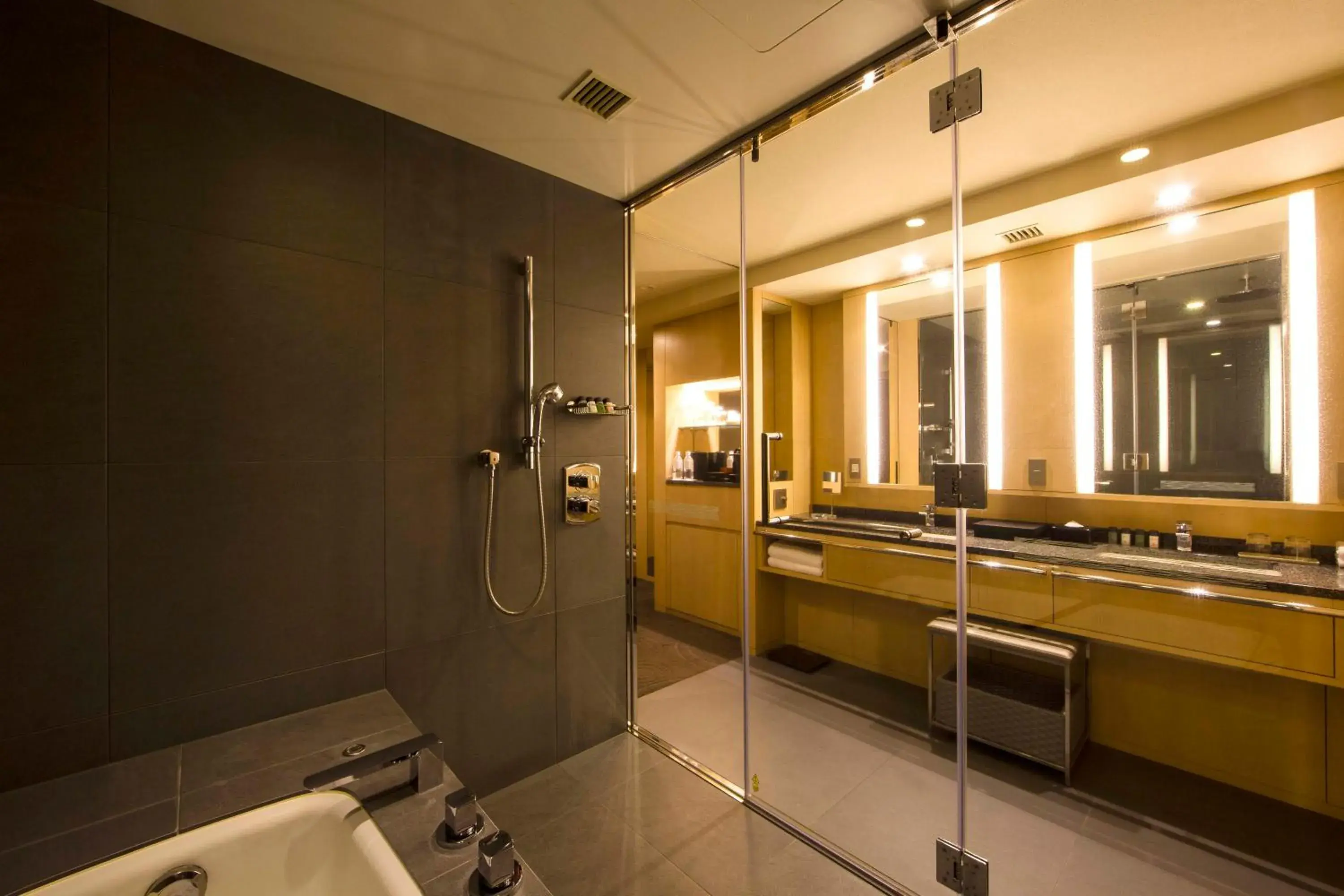 Shower, Bathroom in The Capitol Hotel Tokyu