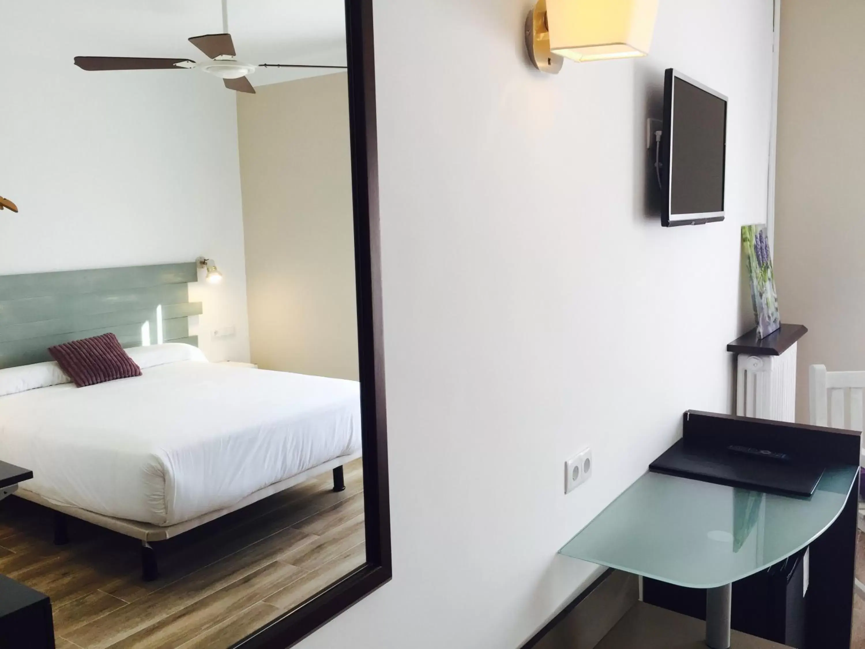 Double Room with Free Parking Included in Hotel & Restaurant Figueres Parc Double Room with Free Parking Included in Hotel & Restaurant Figueres Parc