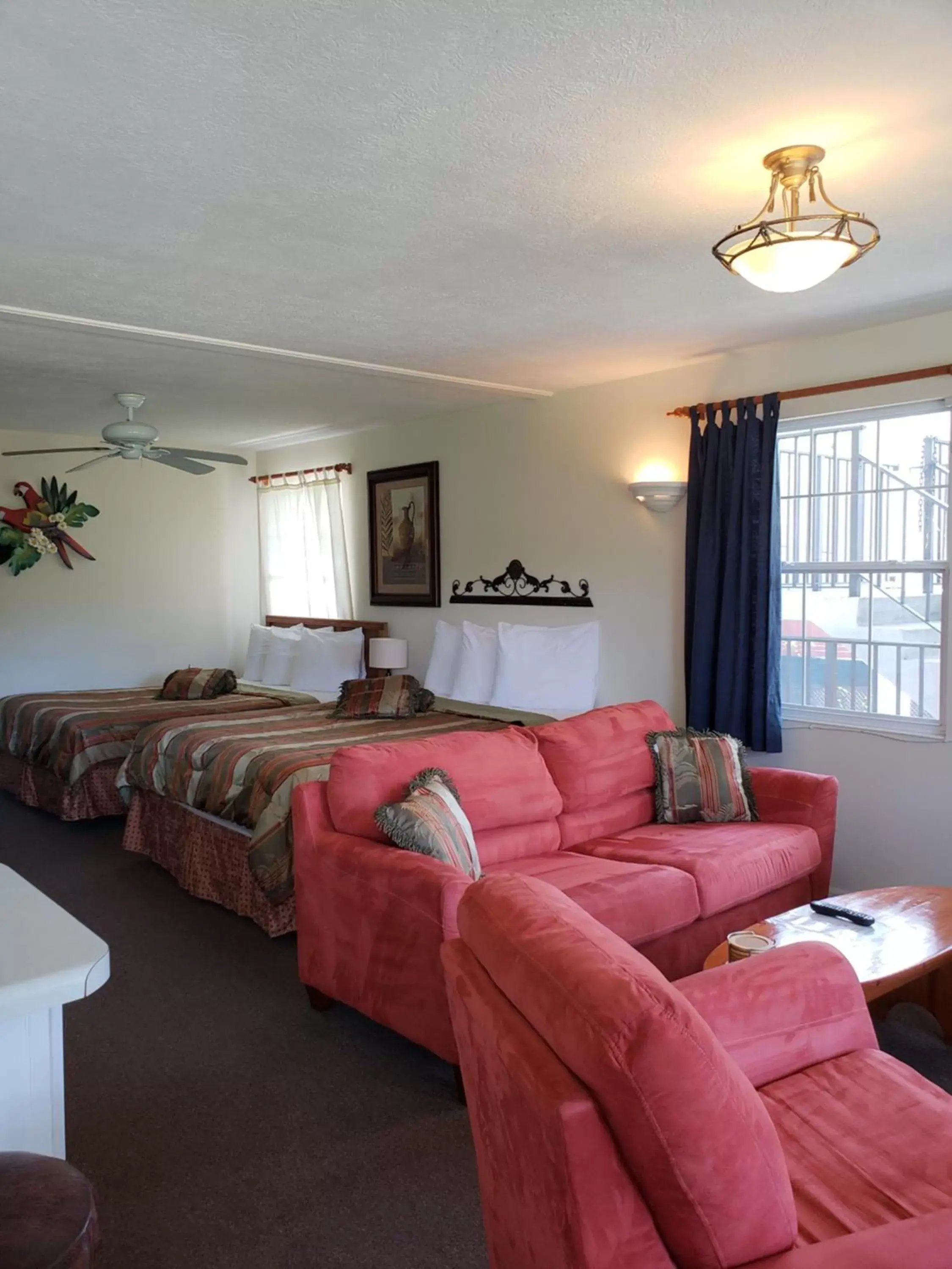 Bed, Seating Area in Davis House Inn