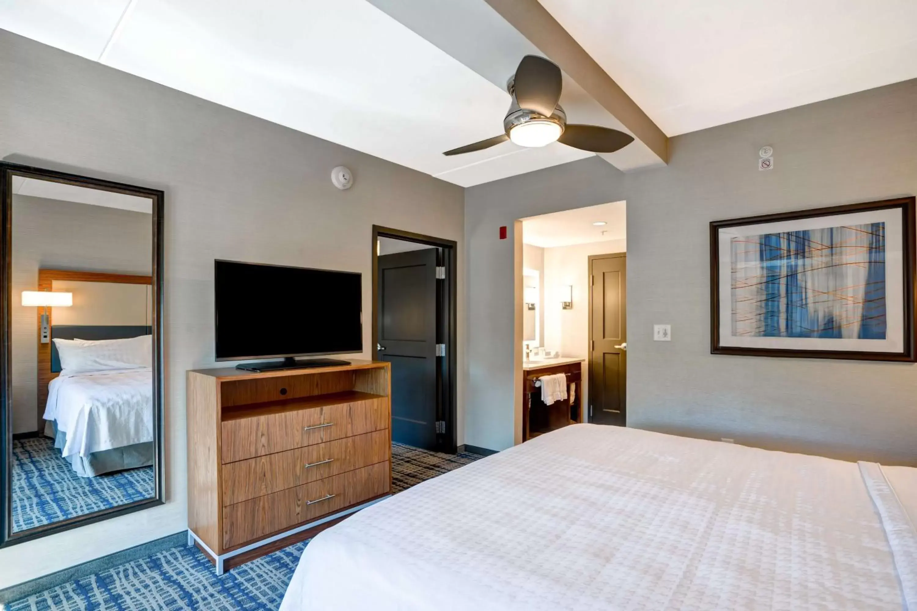 Bed, TV/Entertainment Center in Homewood Suites by Hilton Boston Brookline-Longwood Medical