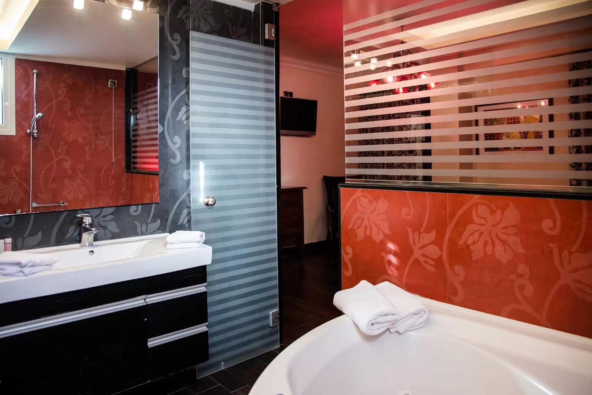 Bathroom, Bed in Hotel Maroussi