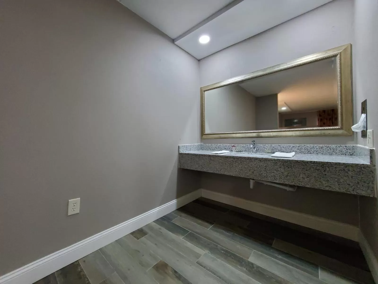 Bathroom in Scottish Inns & Suites