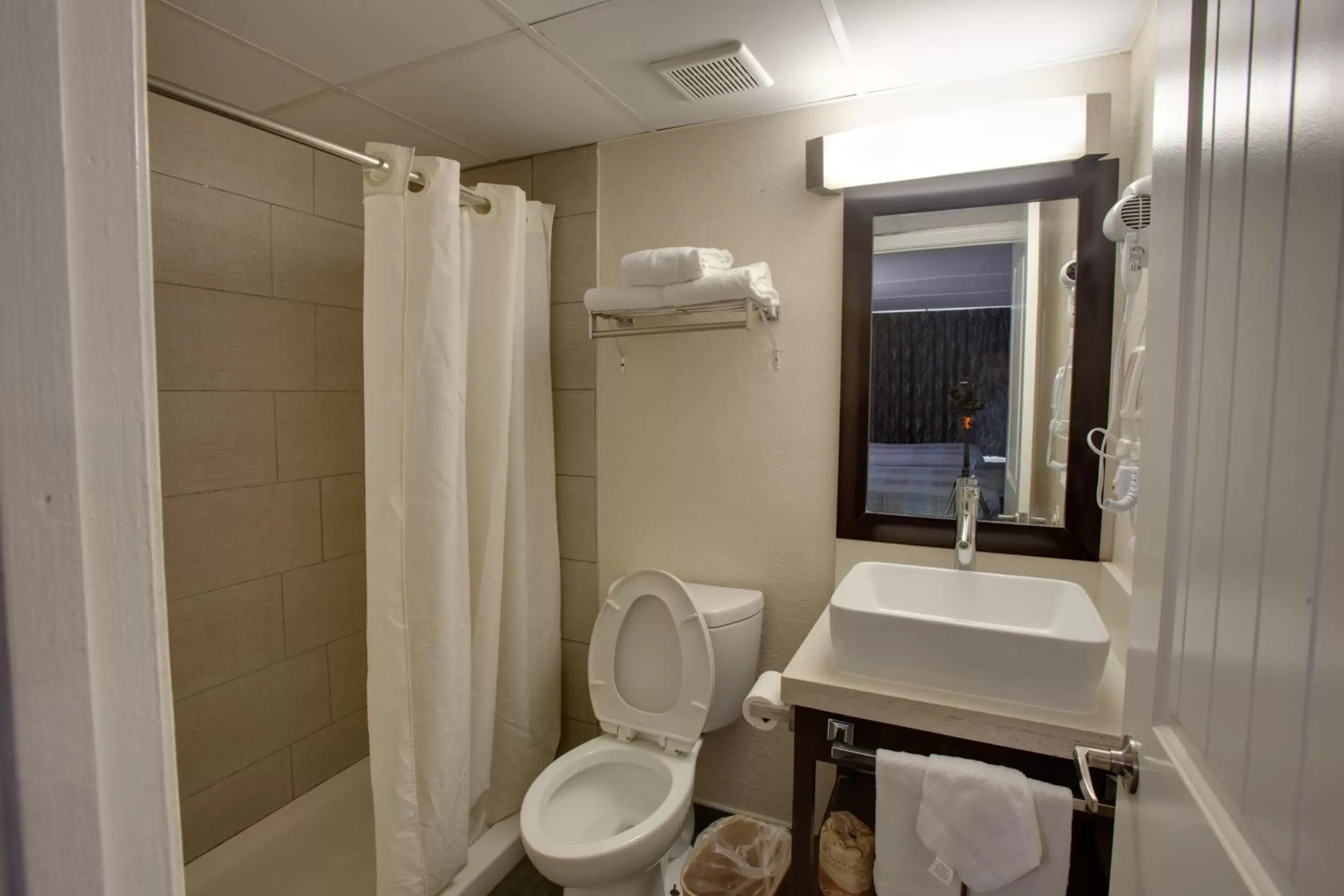 Shower, Bathroom in WindWater Hotel and Marina