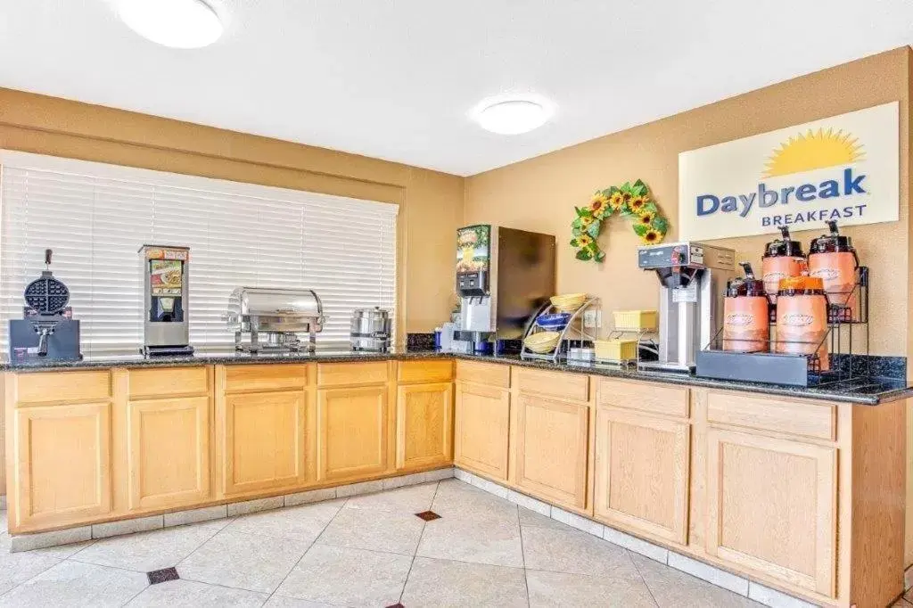 Breakfast, Restaurant/Places to Eat in Days Inn by Wyndham Oklahoma City