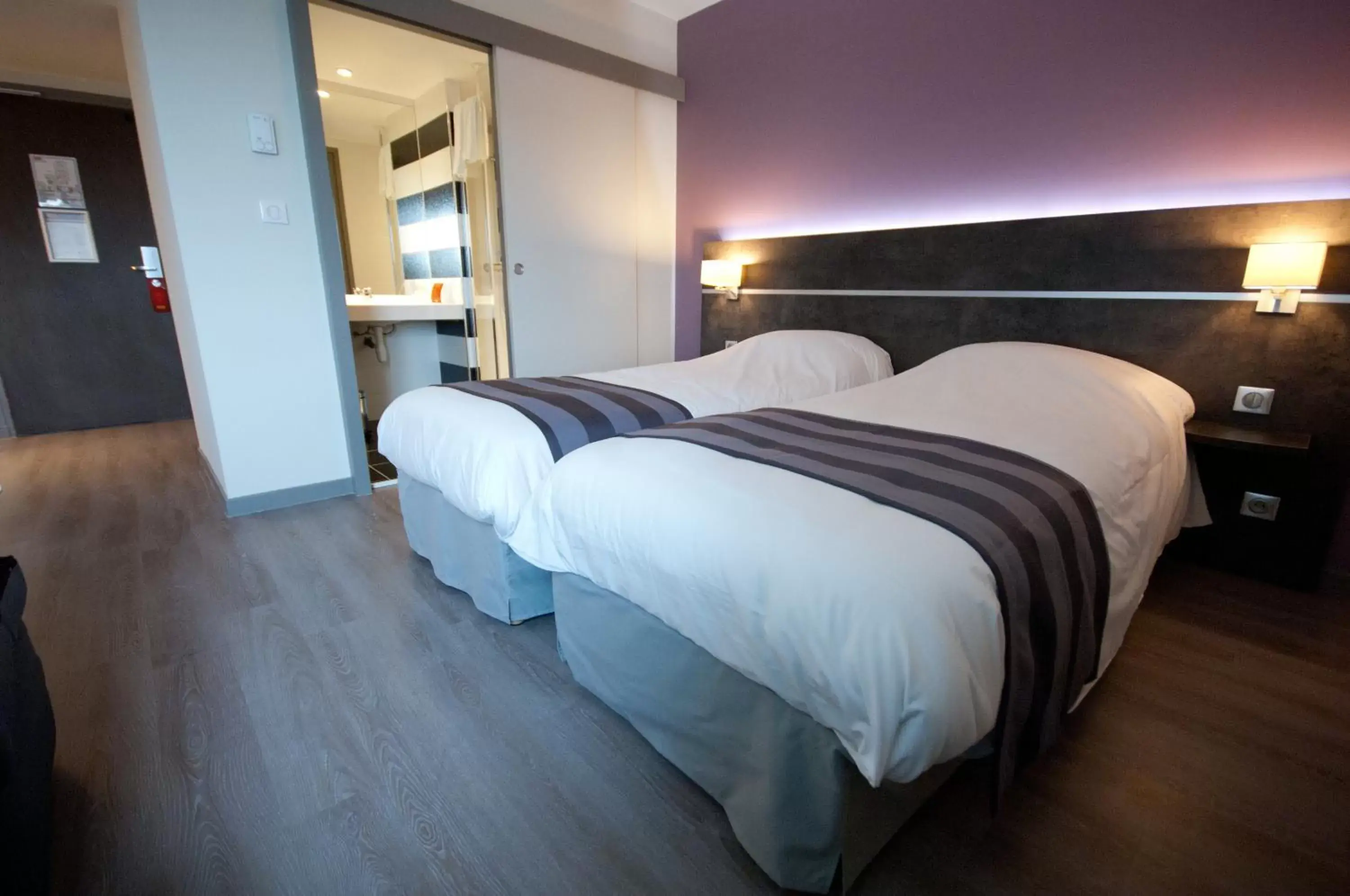 Bed in Brit Hotel Confort Saint-Dizier