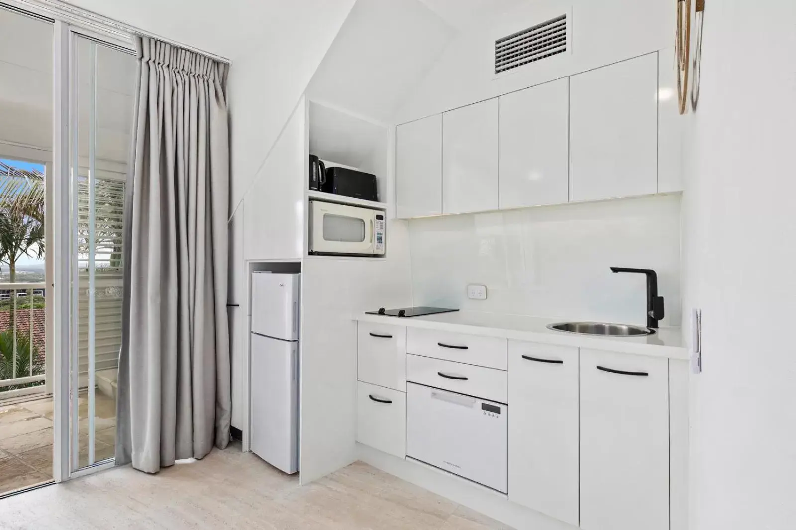 Kitchen/Kitchenette in Noosa Blue Resort